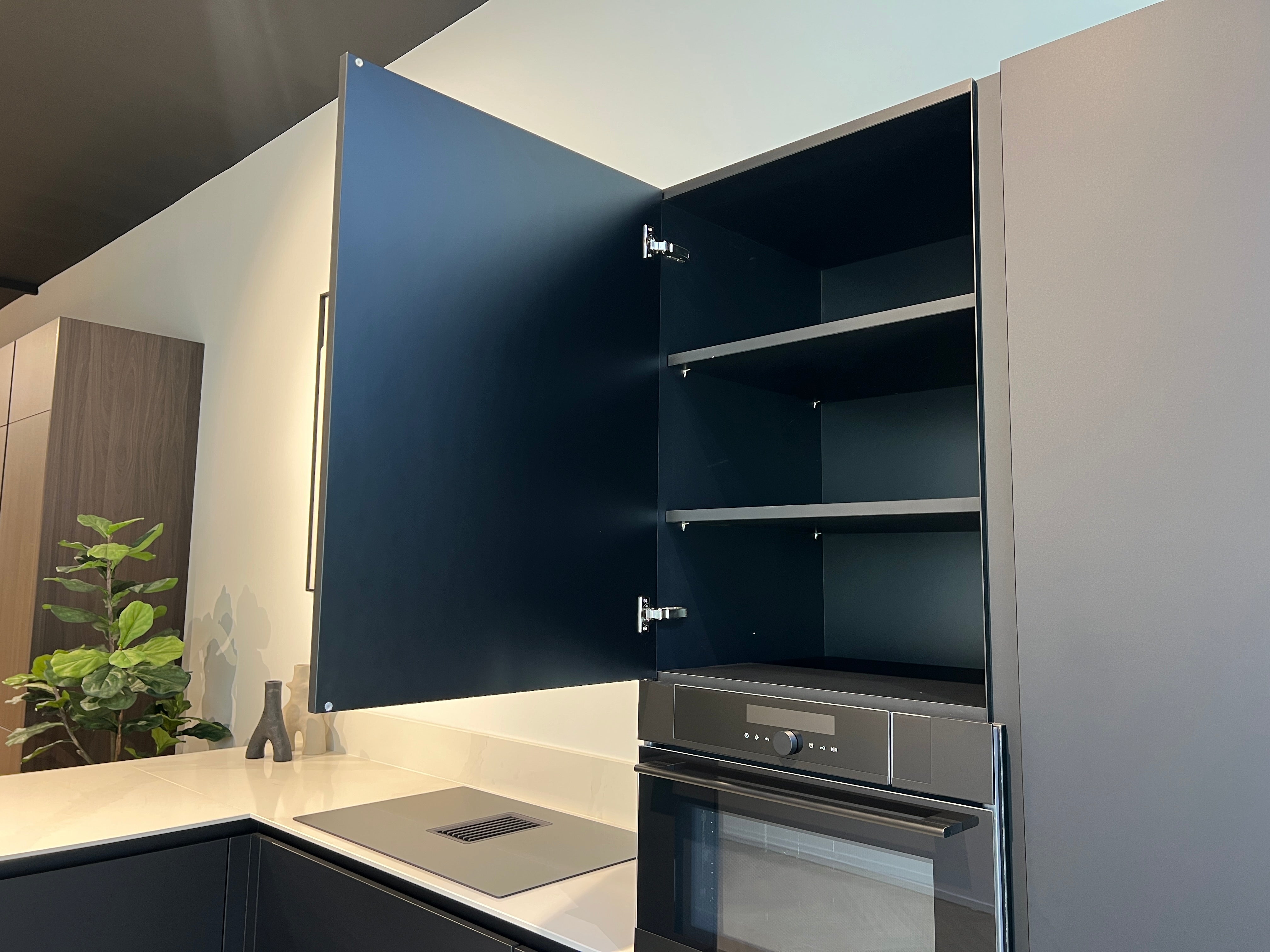 03371 - Mat zwarte schiereiland keuken