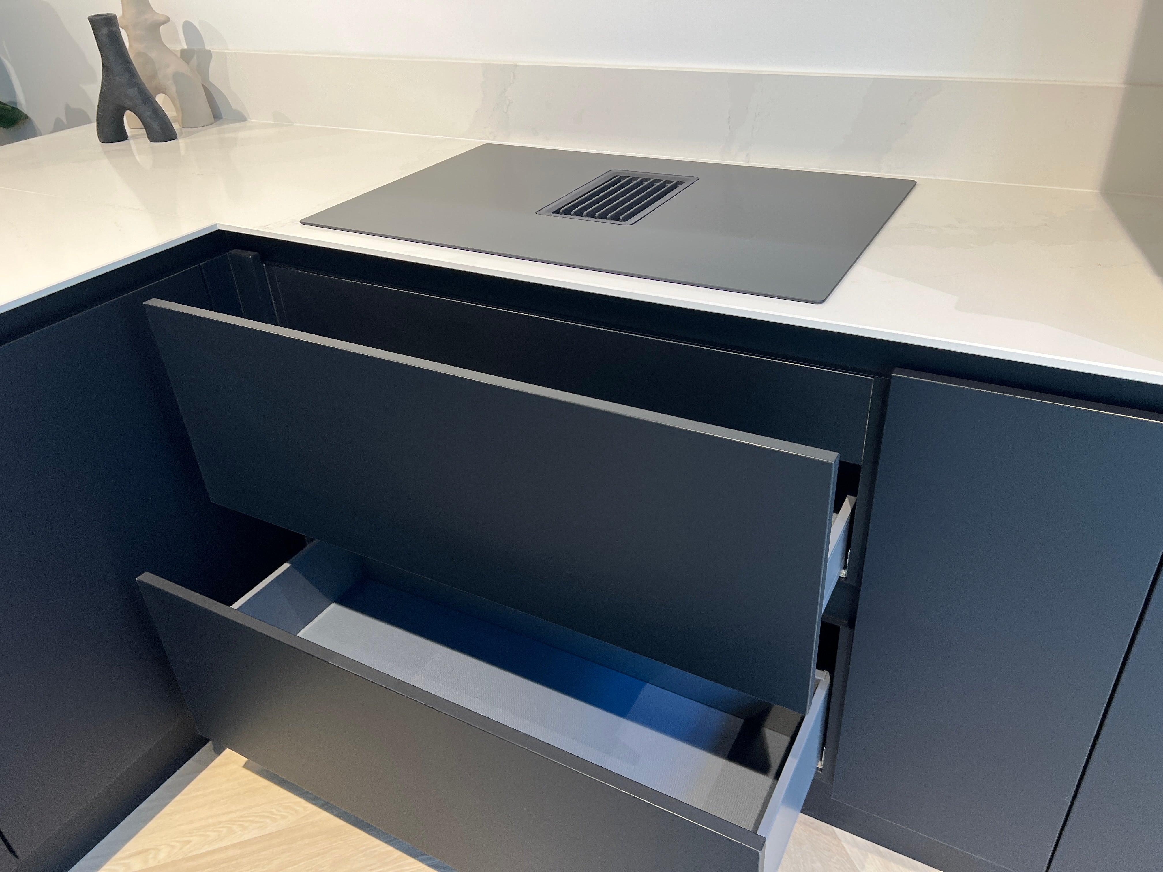 03371 - Mat zwarte schiereiland keuken