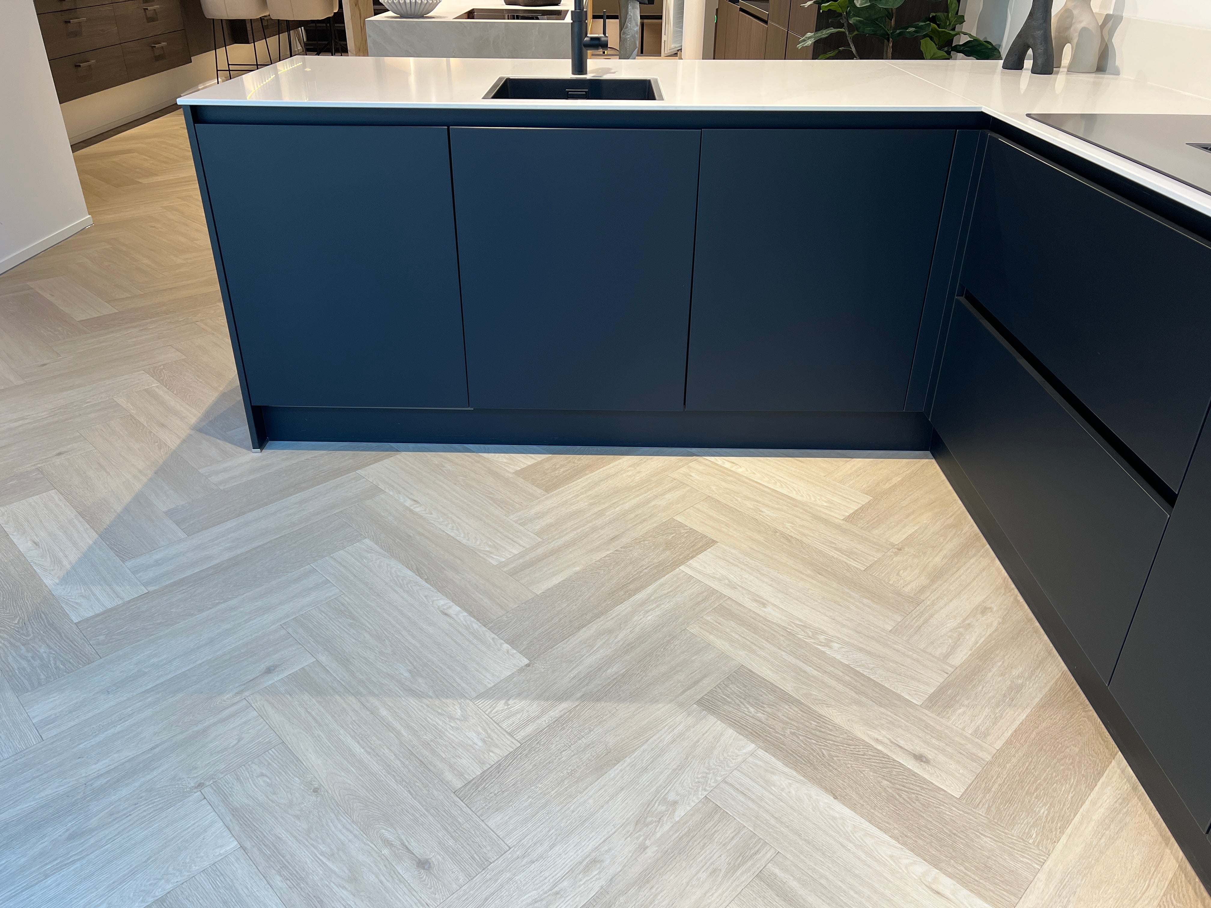 03371 - Mat zwarte schiereiland keuken