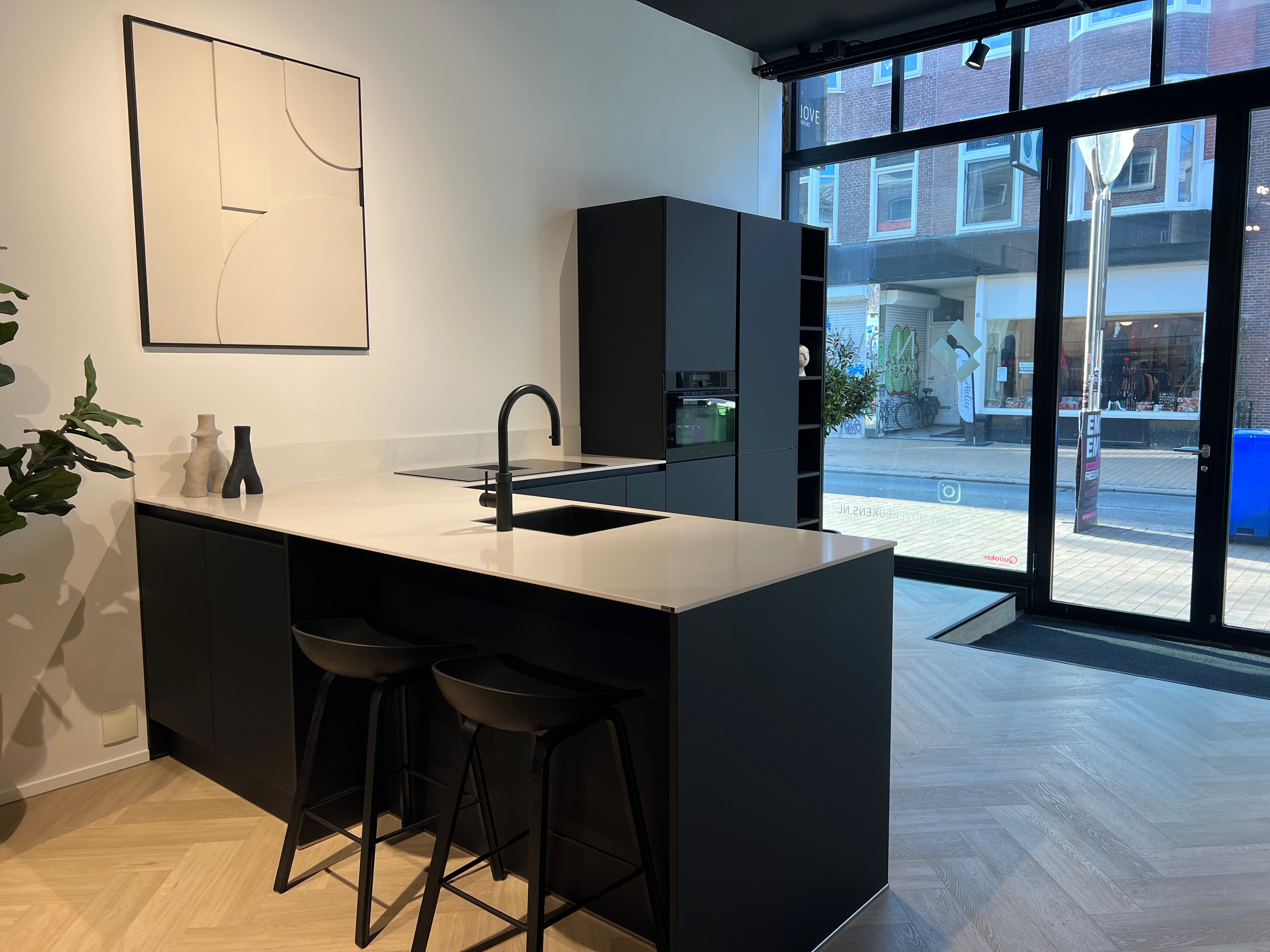 03371 - Mat zwarte schiereiland keuken