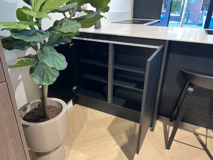 03371 - Mat zwarte schiereiland keuken