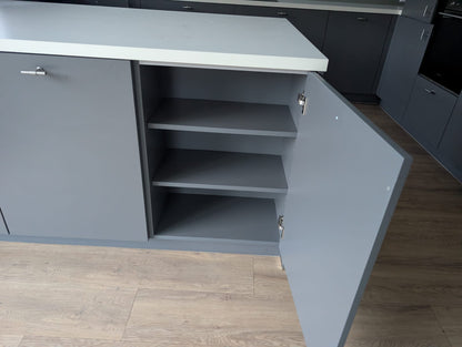 03124 - Grijze schiereiland keuken