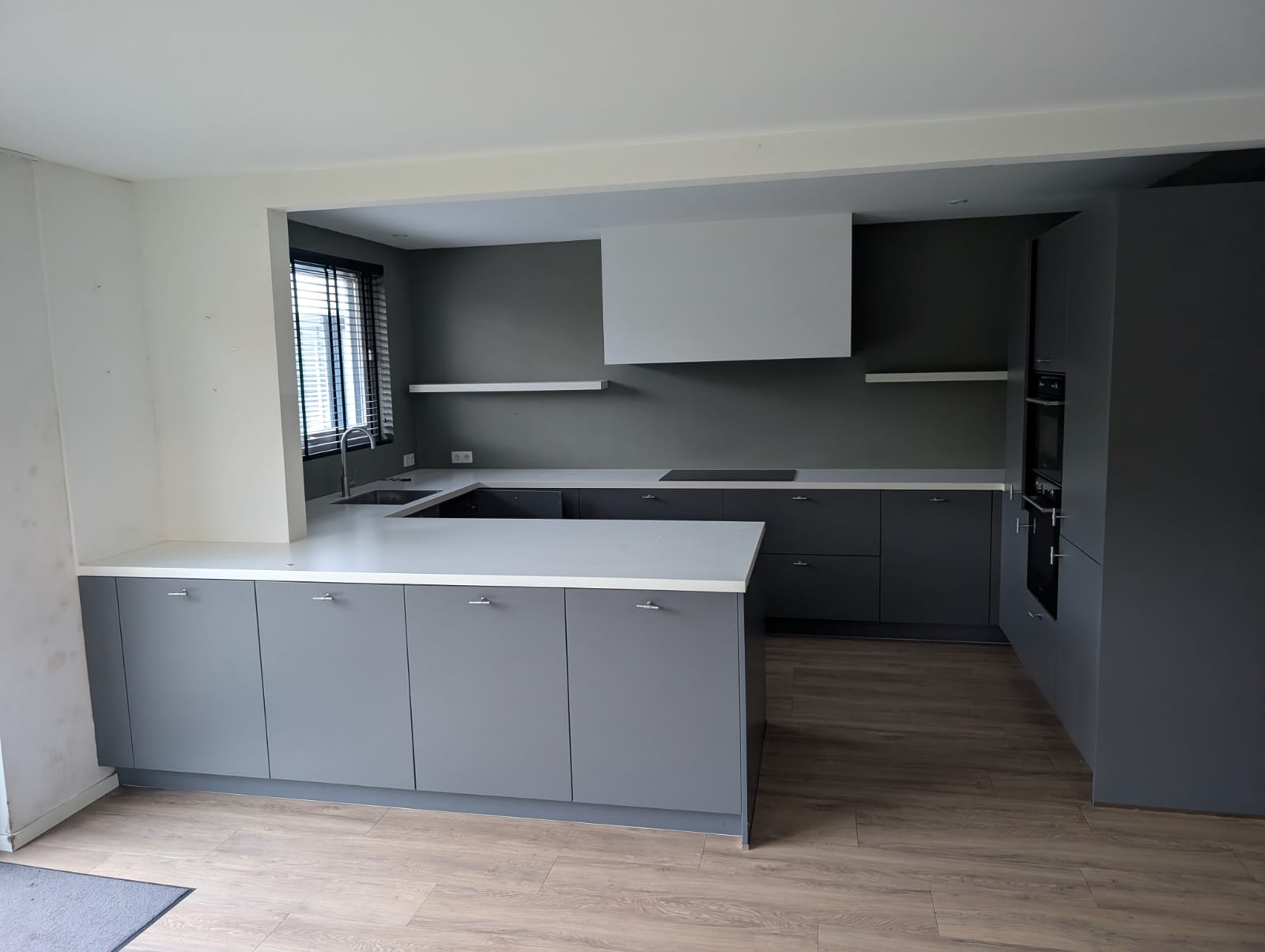 03124 - Grijze schiereiland keuken