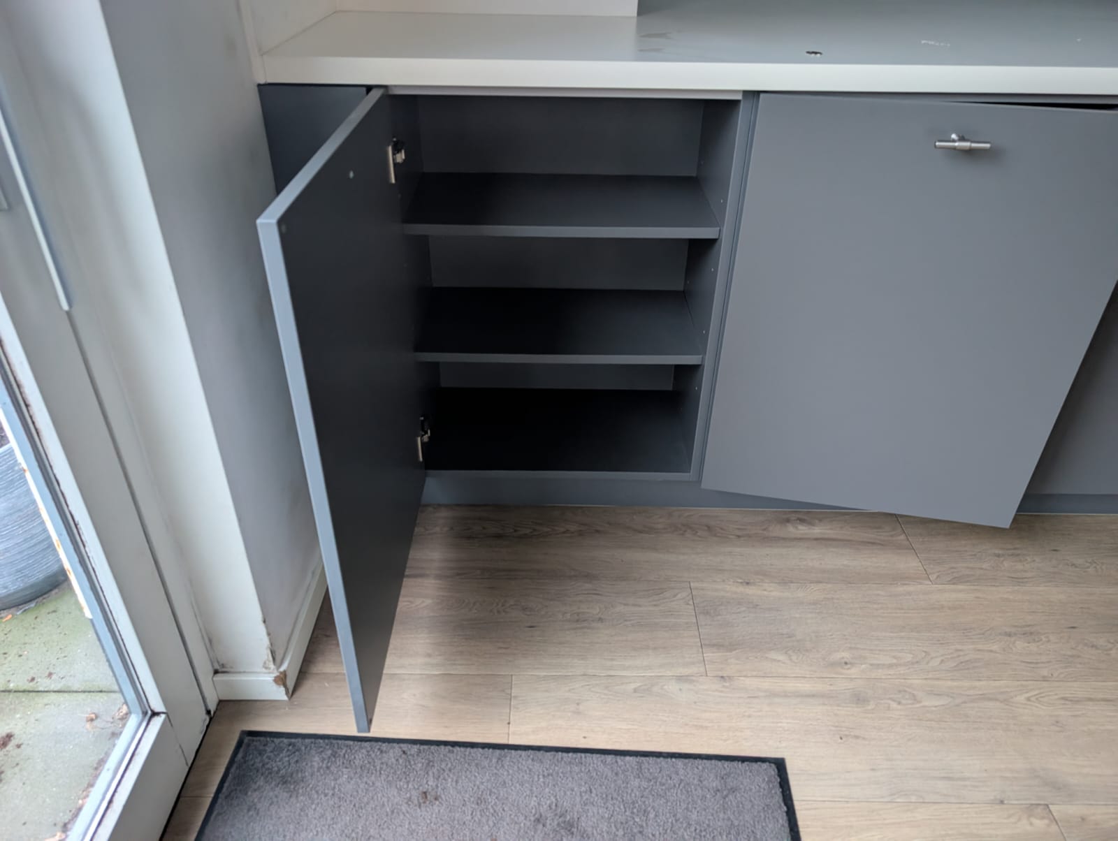 03124 - Grijze schiereiland keuken