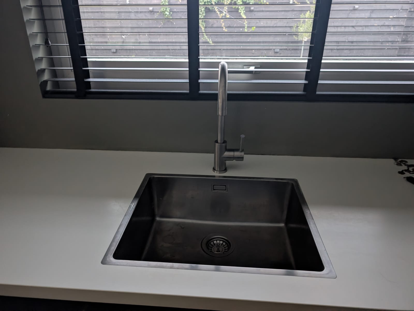 03124 - Grijze schiereiland keuken