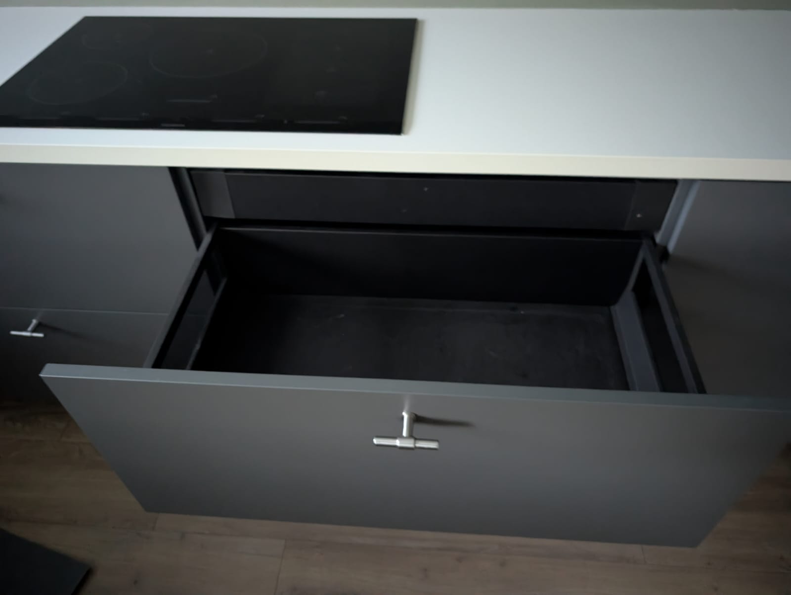 03124 - Grijze schiereiland keuken