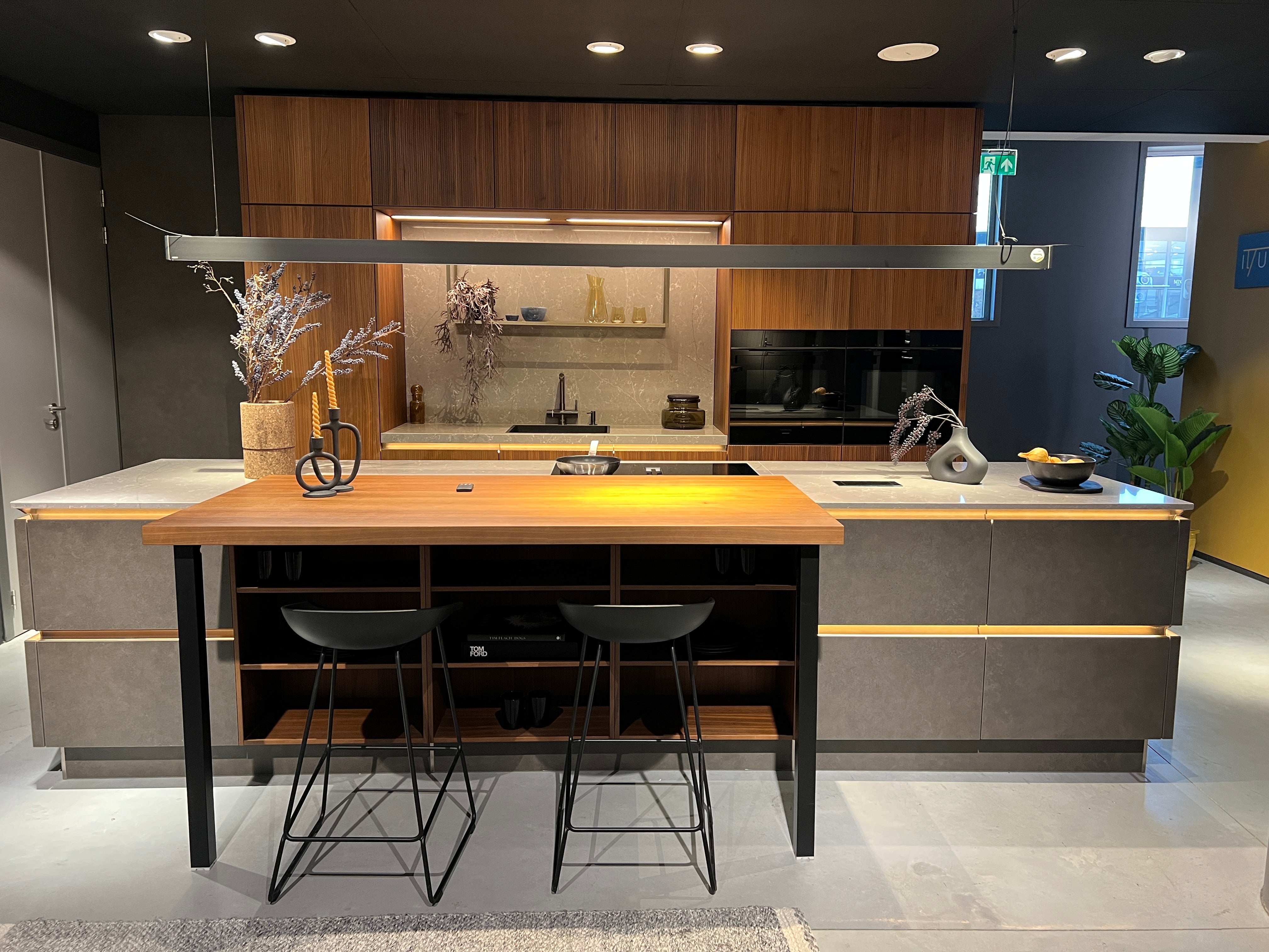 03383 - Industriële designkeuken met notenhout