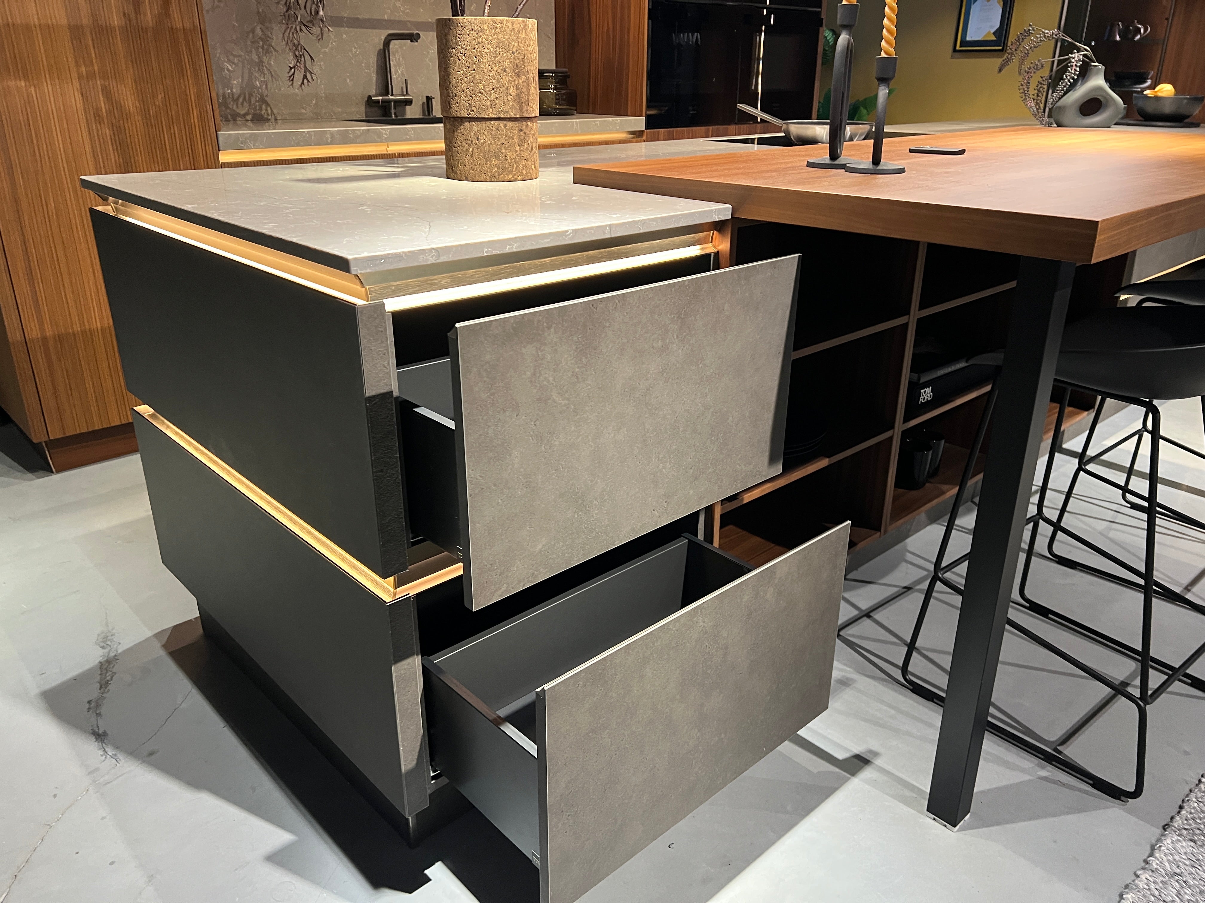 03383 - Industriële designkeuken met notenhout