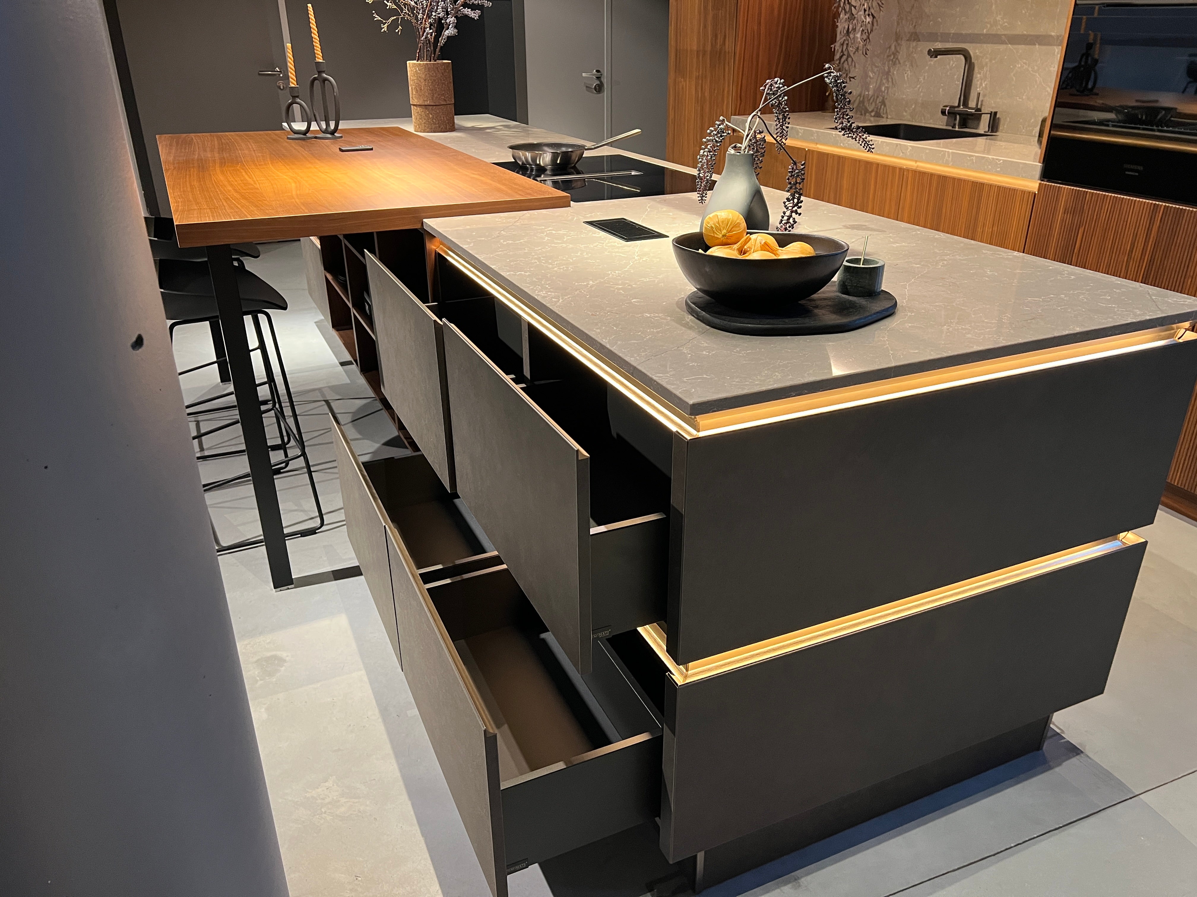 03383 - Industriële designkeuken met notenhout