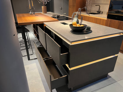 03383 - Industriële designkeuken met notenhout