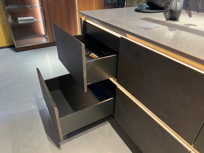03383 - Industriële designkeuken met notenhout