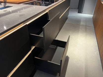 03383 - Industriële designkeuken met notenhout