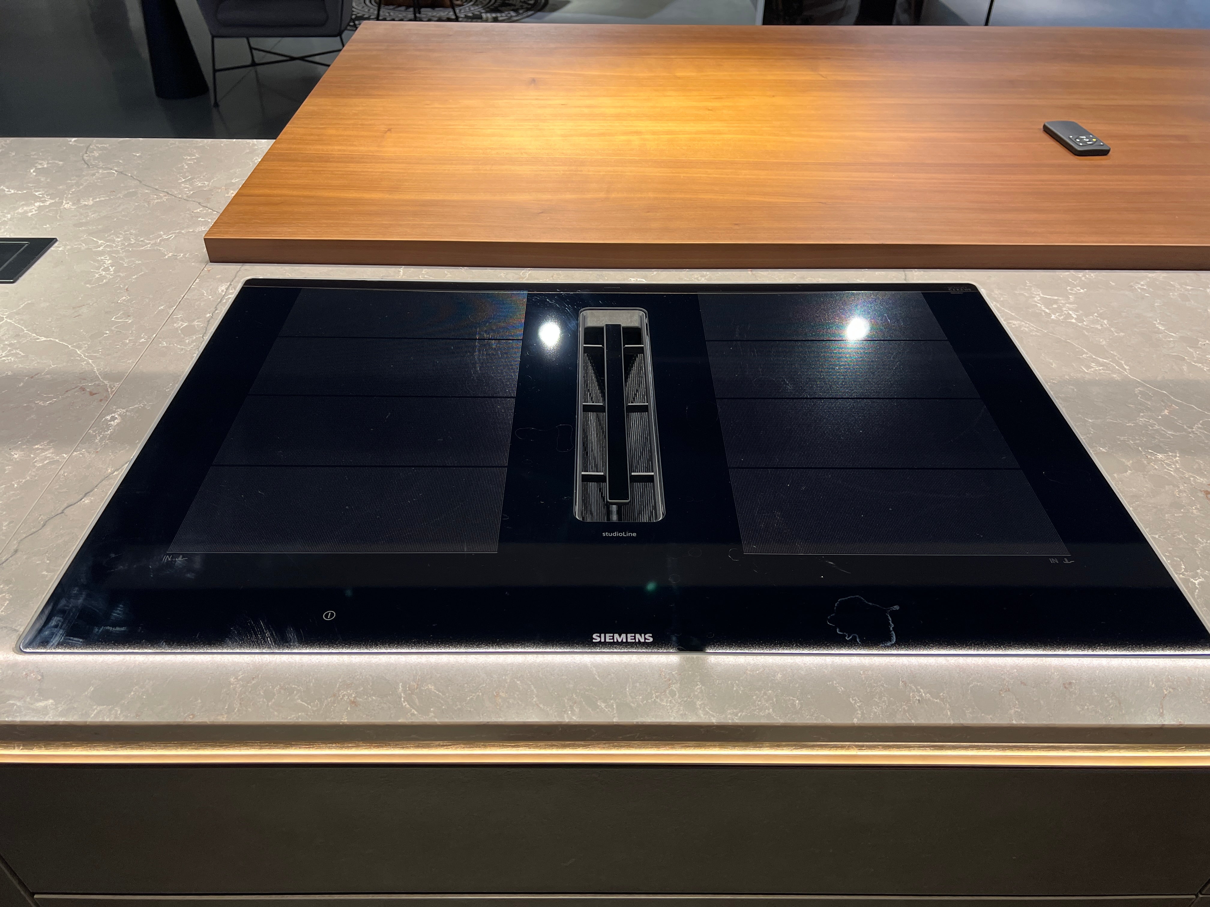 03383 - Industriële designkeuken met notenhout