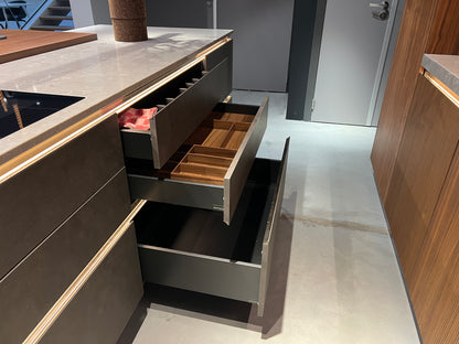 03383 - Industriële designkeuken met notenhout
