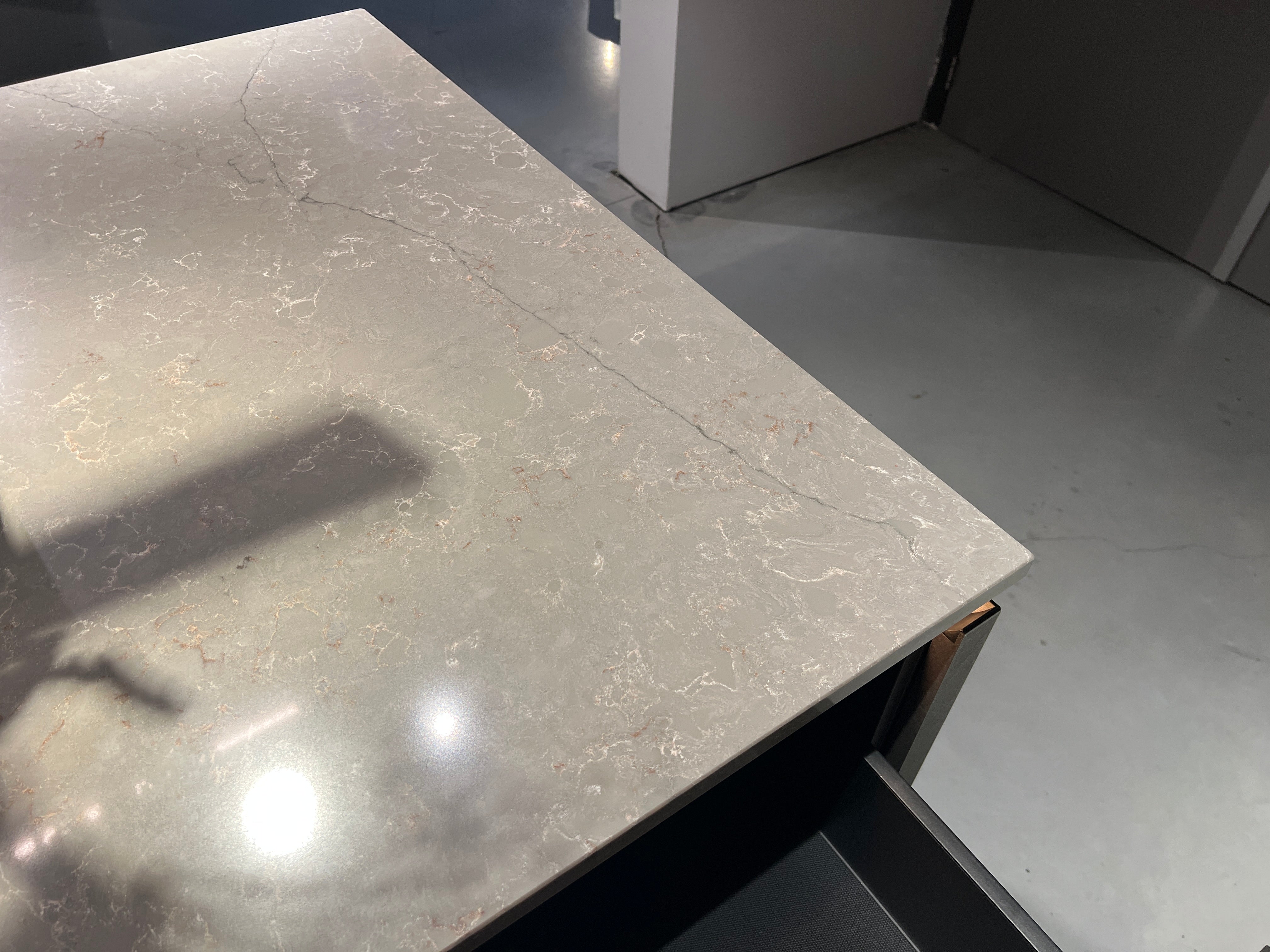 03383 - Industriële designkeuken met notenhout