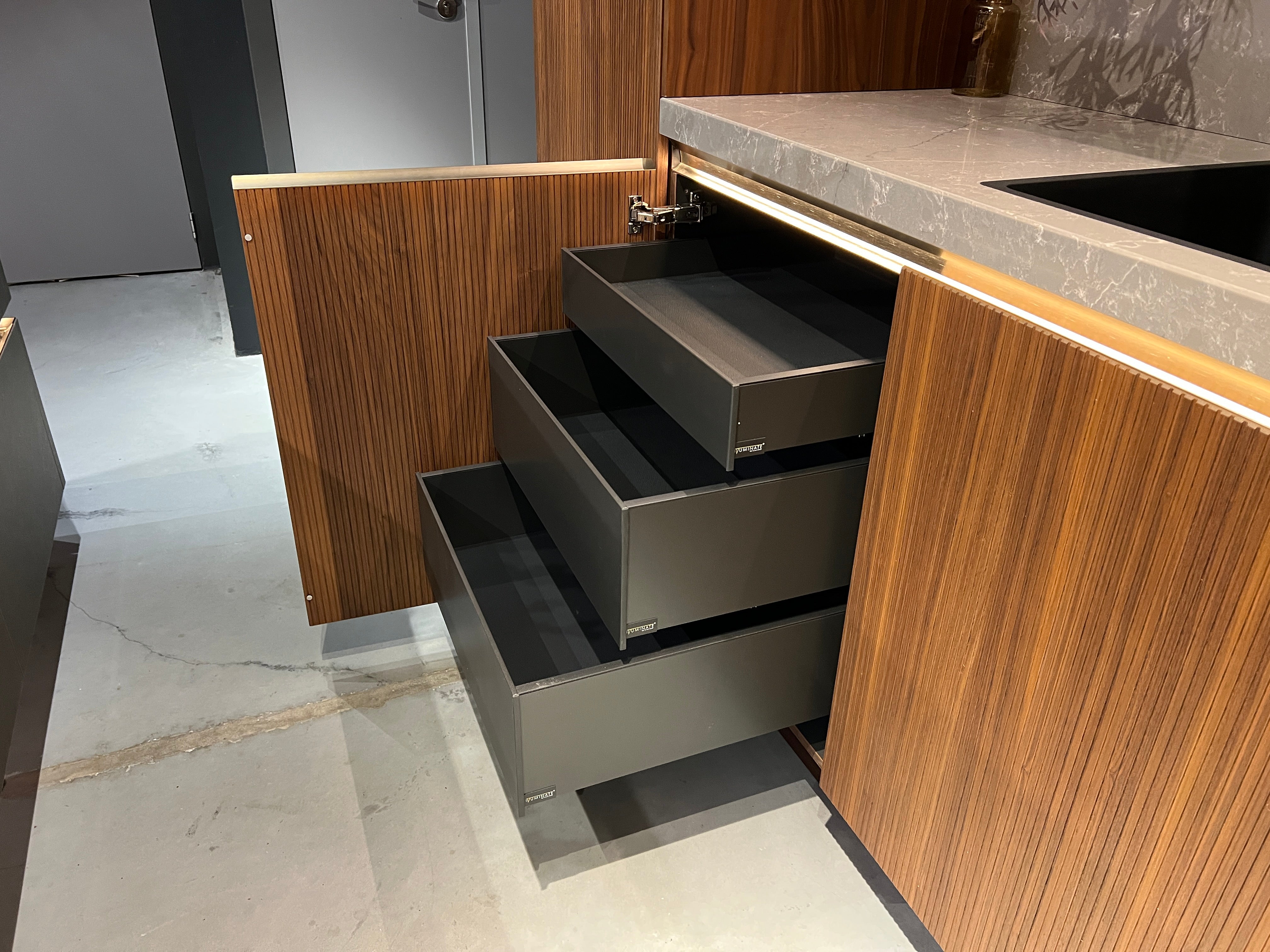 03383 - Industriële designkeuken met notenhout