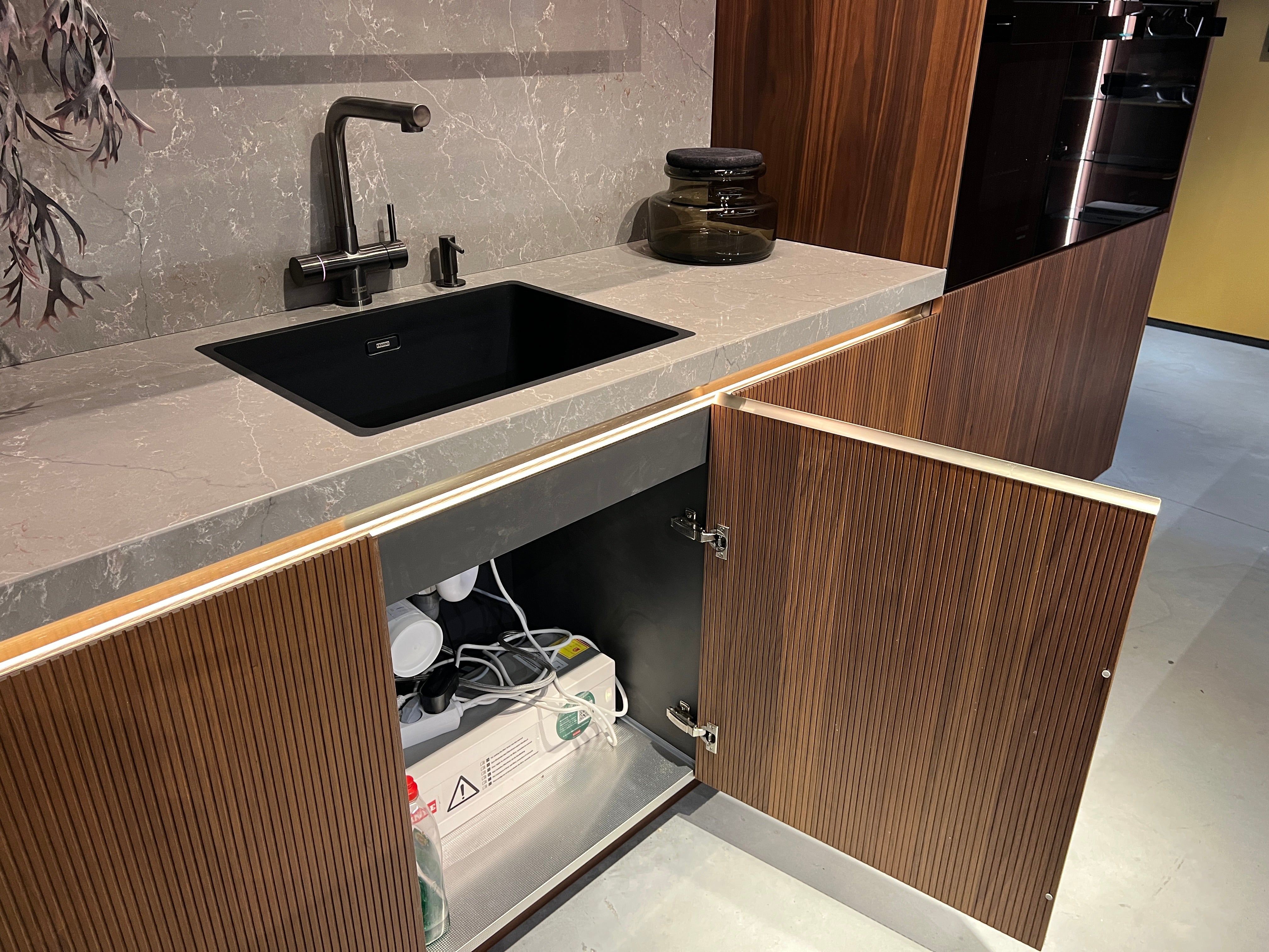 03383 - Industriële designkeuken met notenhout