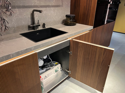 03383 - Industriële designkeuken met notenhout