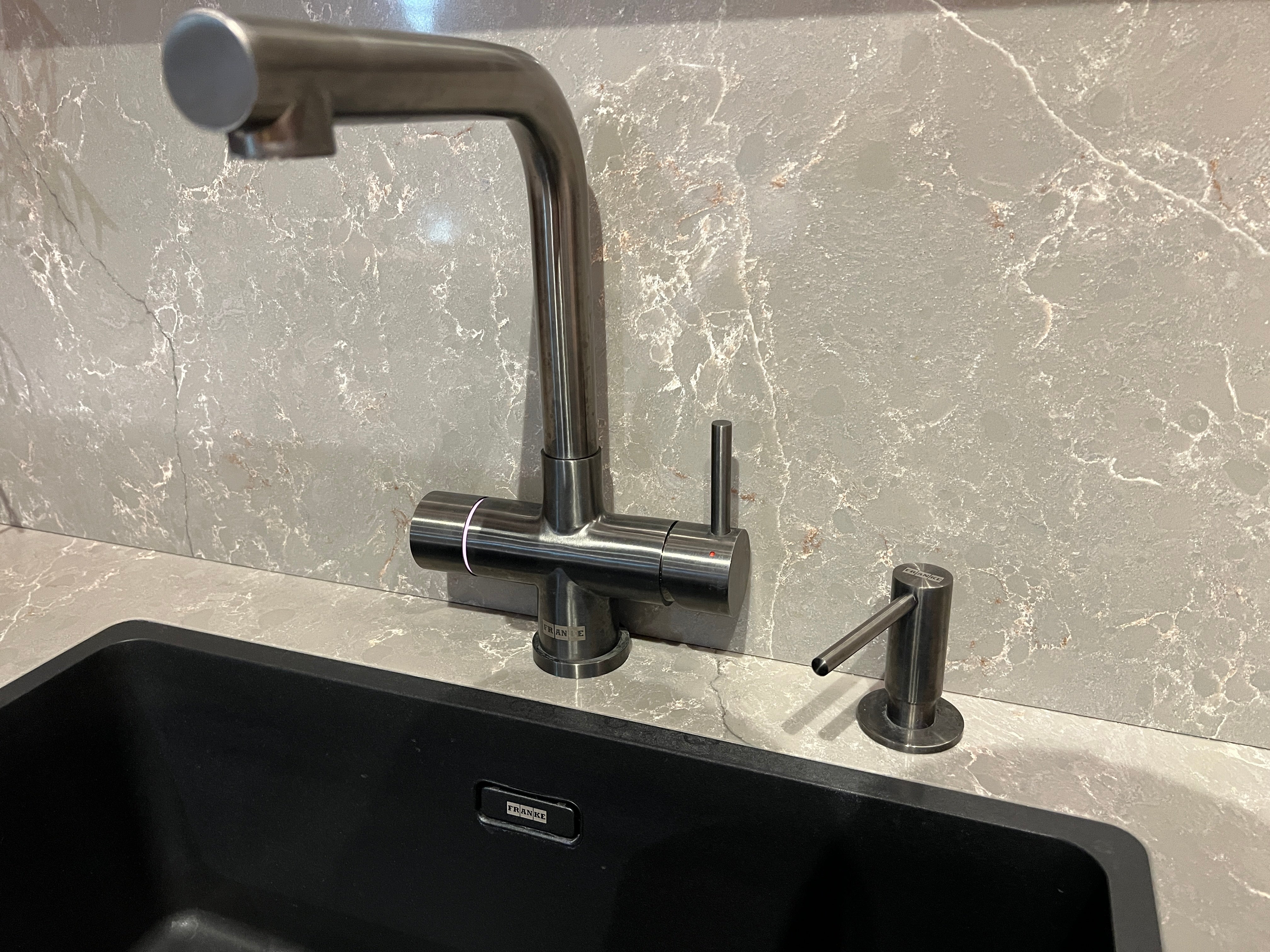 03383 - Industriële designkeuken met notenhout
