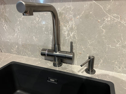 03383 - Industriële designkeuken met notenhout