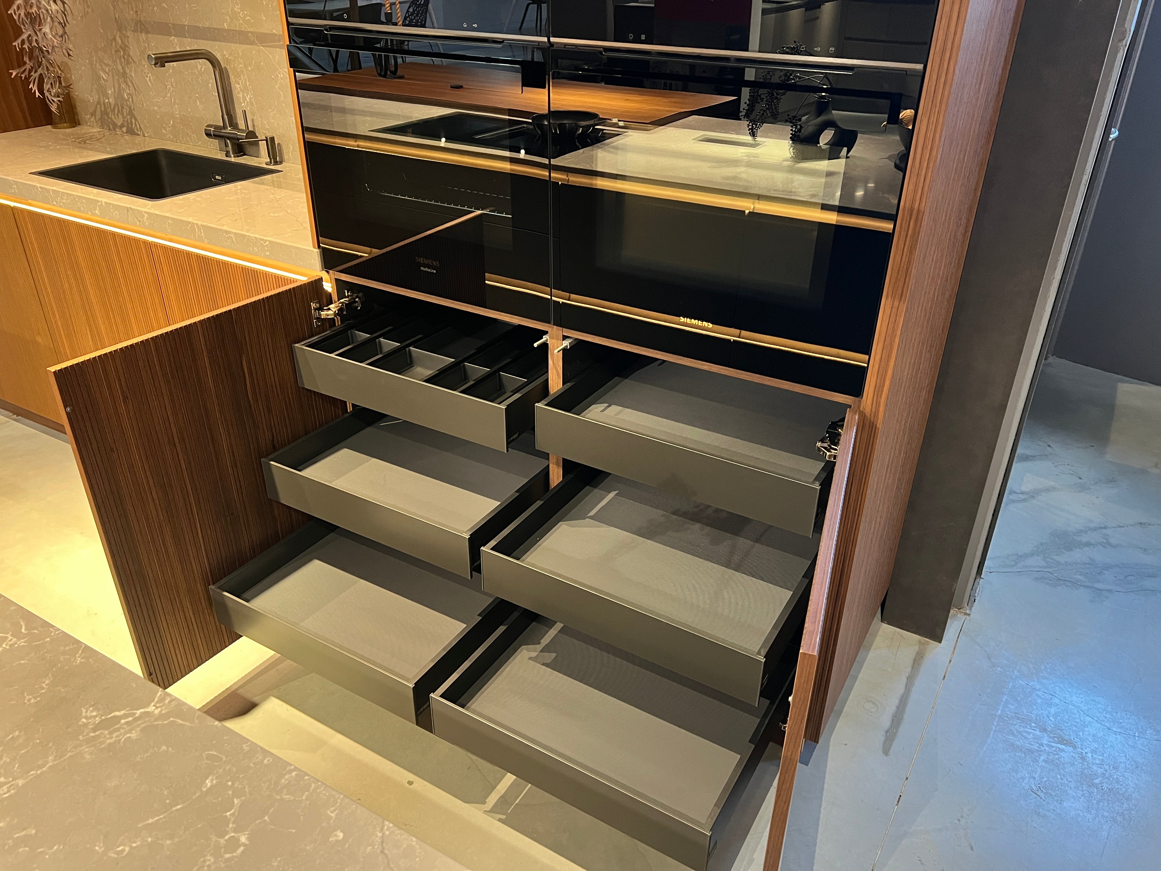 03383 - Industriële designkeuken met notenhout