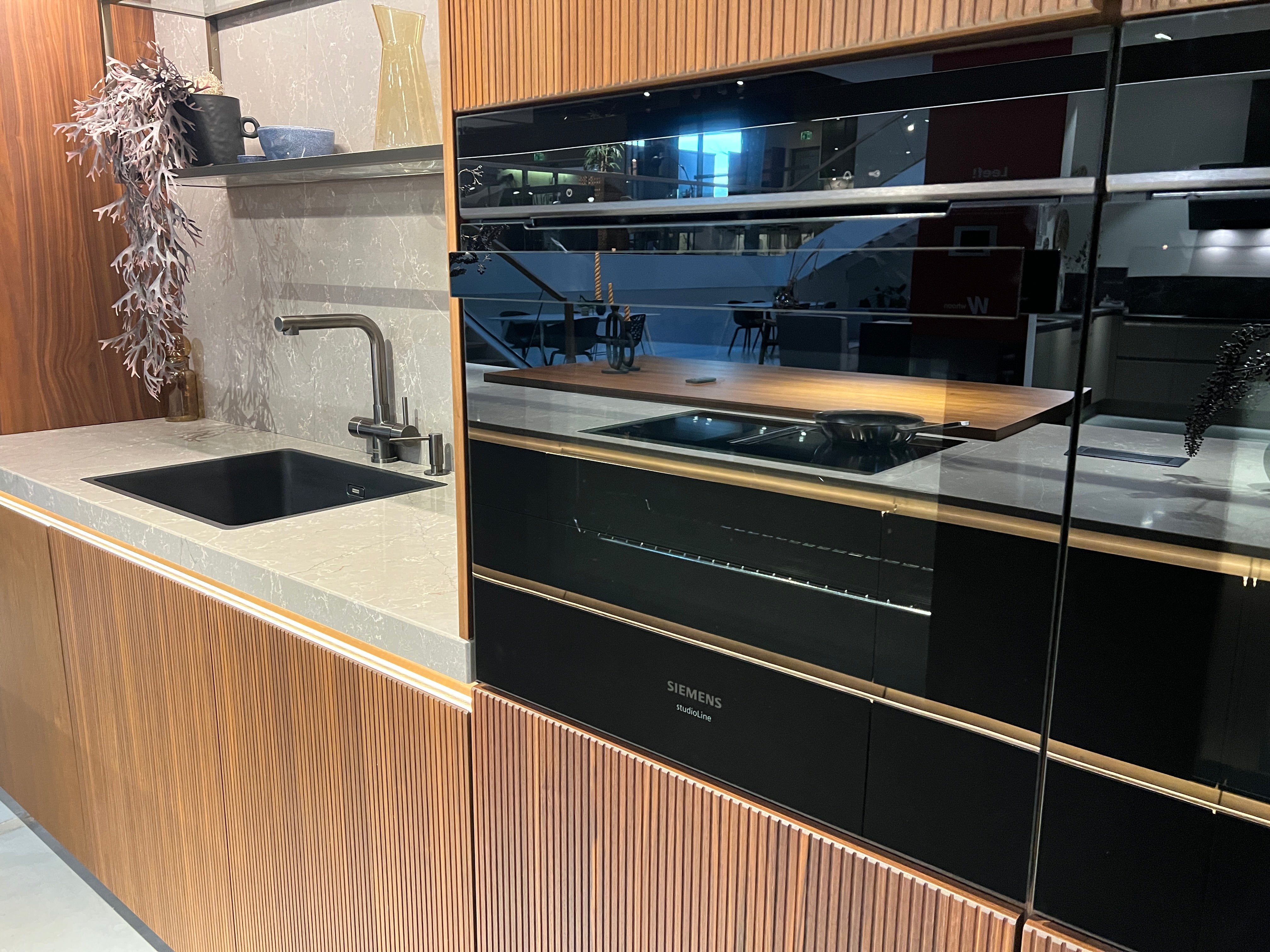 03383 - Industriële designkeuken met notenhout