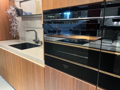 03383 - Industriële designkeuken met notenhout