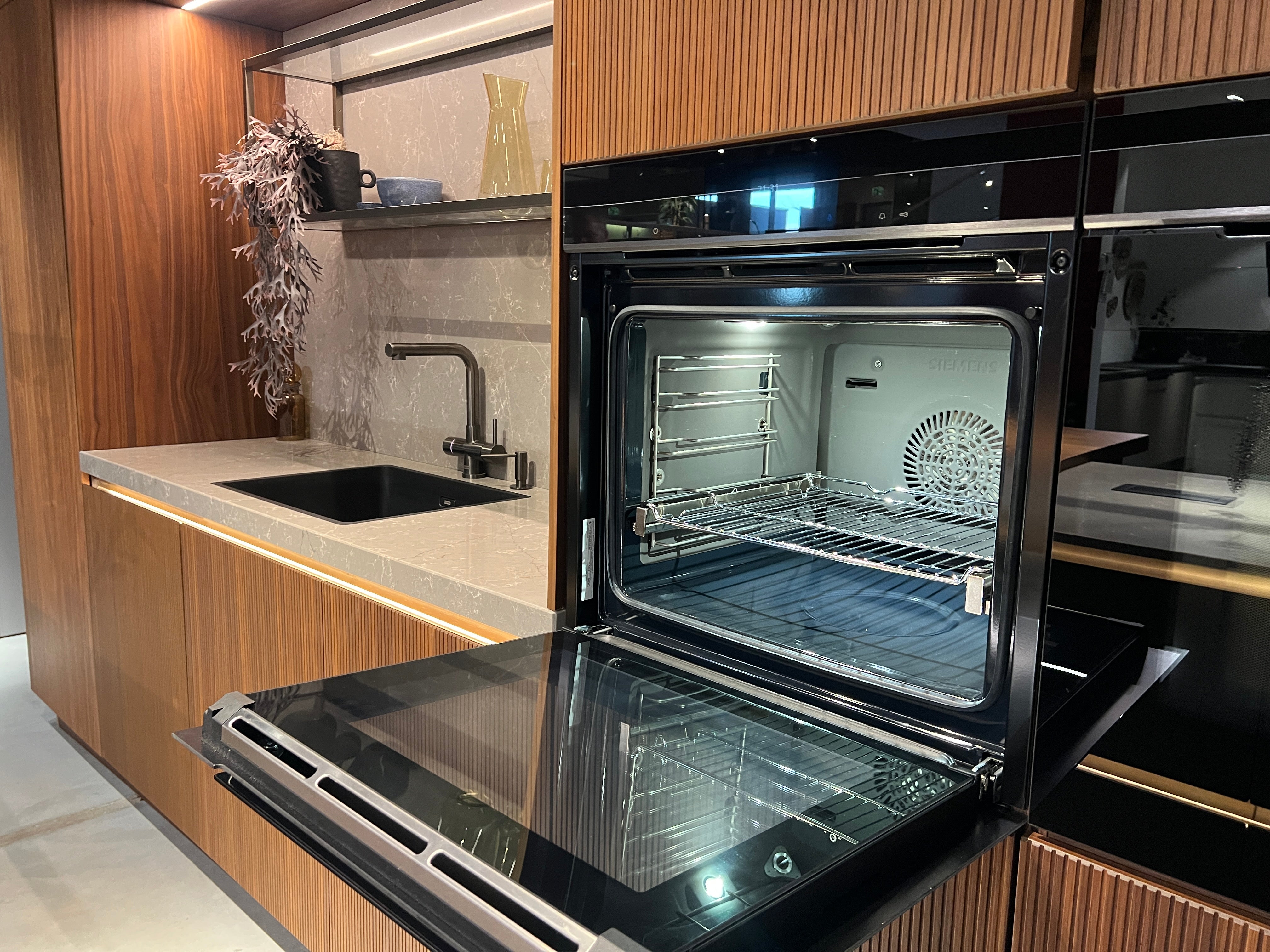 03383 - Industriële designkeuken met notenhout