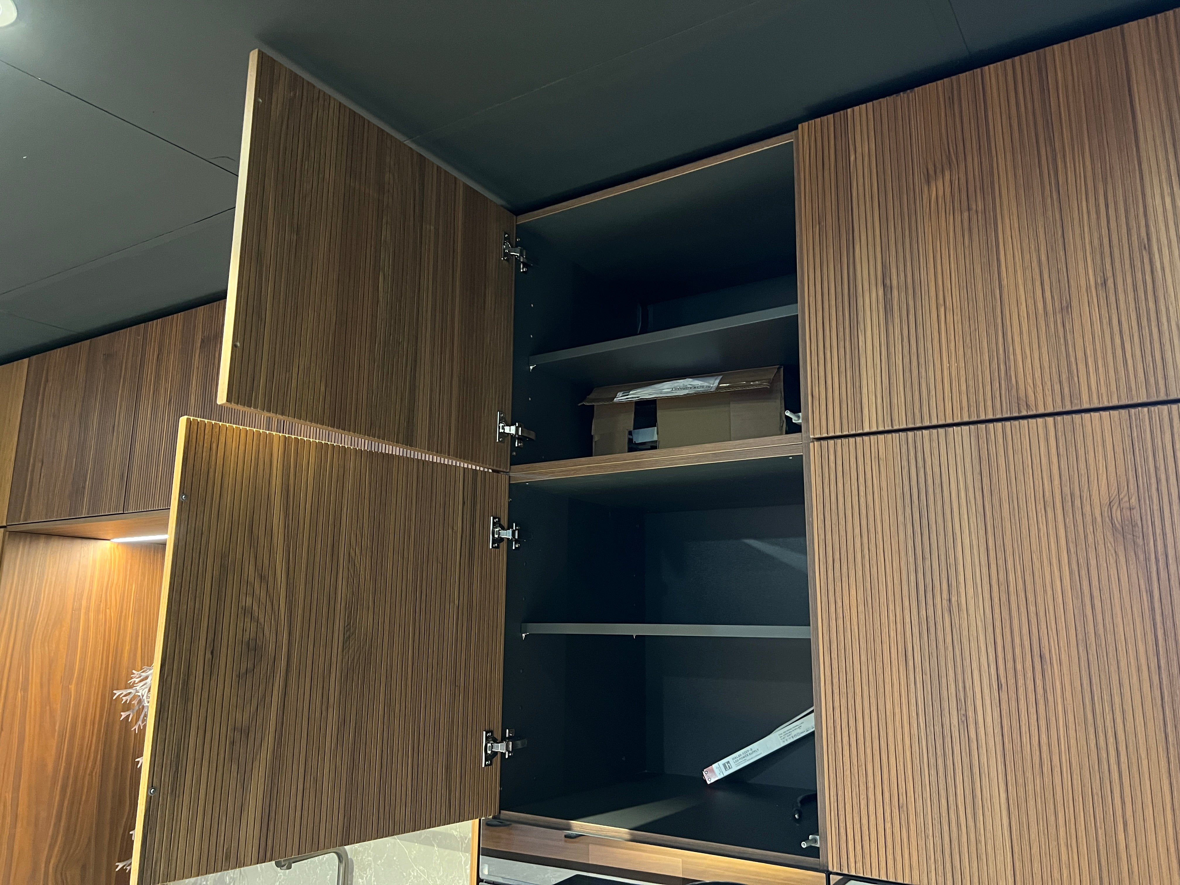 03383 - Industriële designkeuken met notenhout