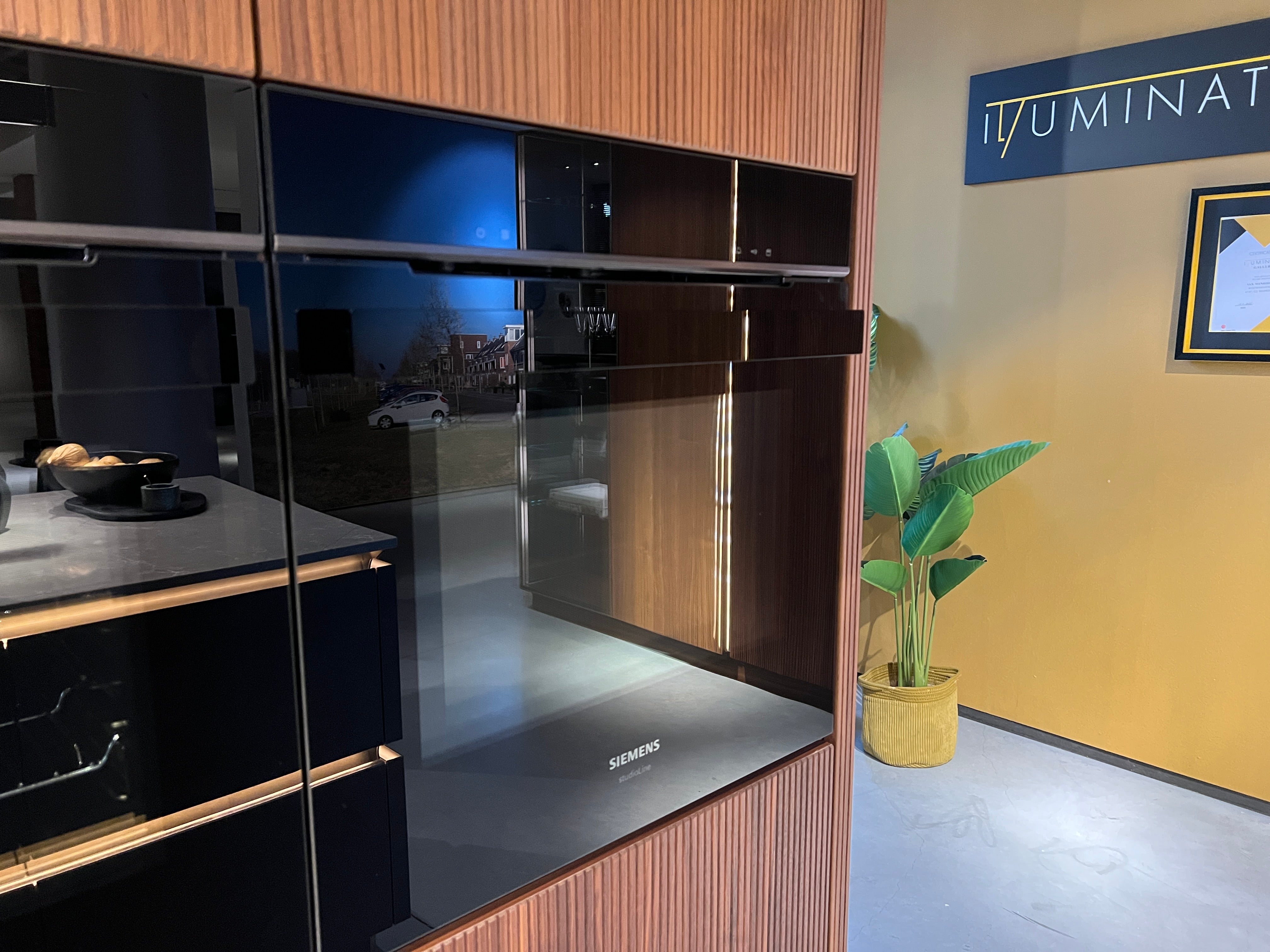 03383 - Industriële designkeuken met notenhout