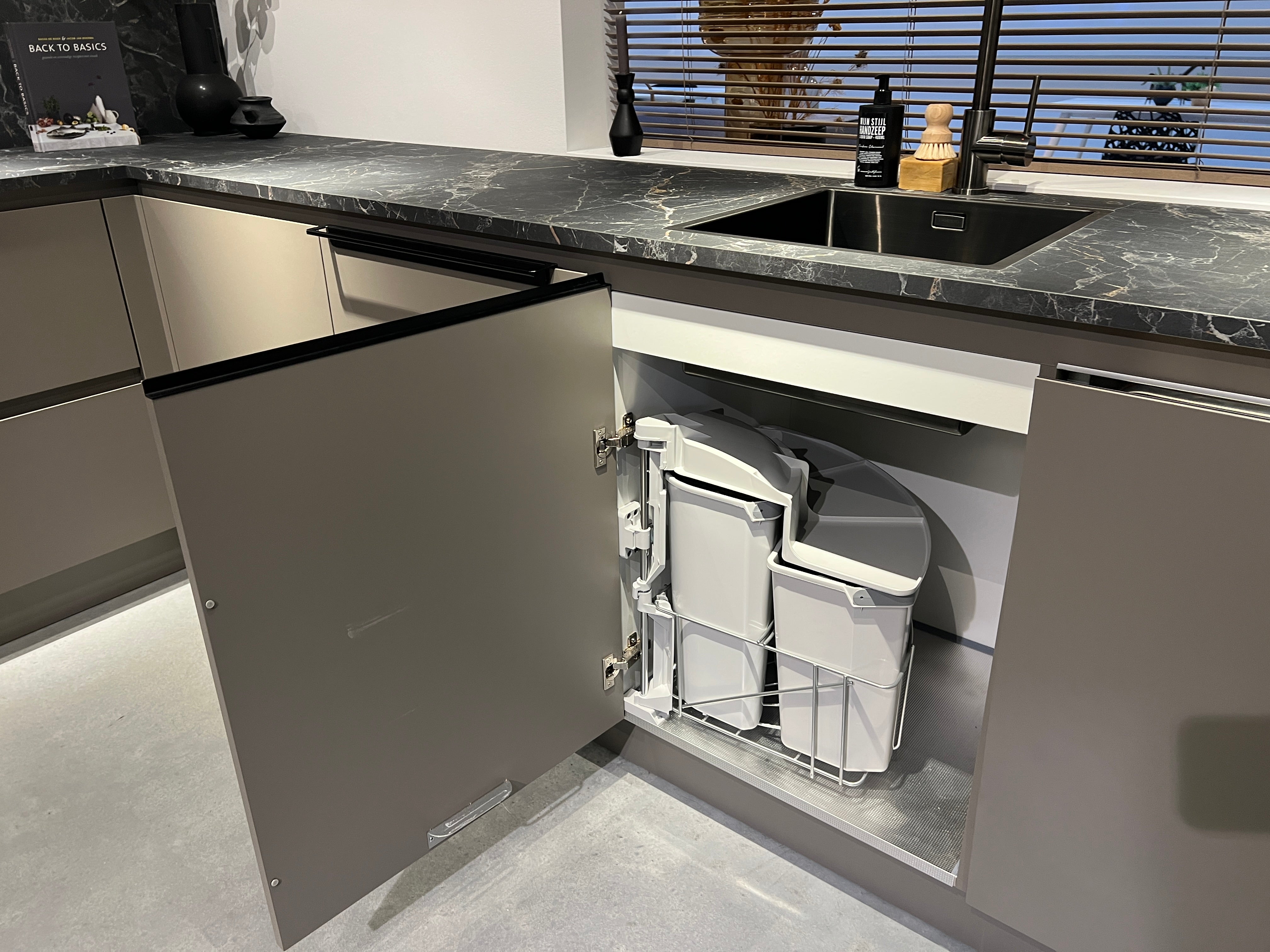 03385 - Pronorm agaatgrijze hoekkeuken