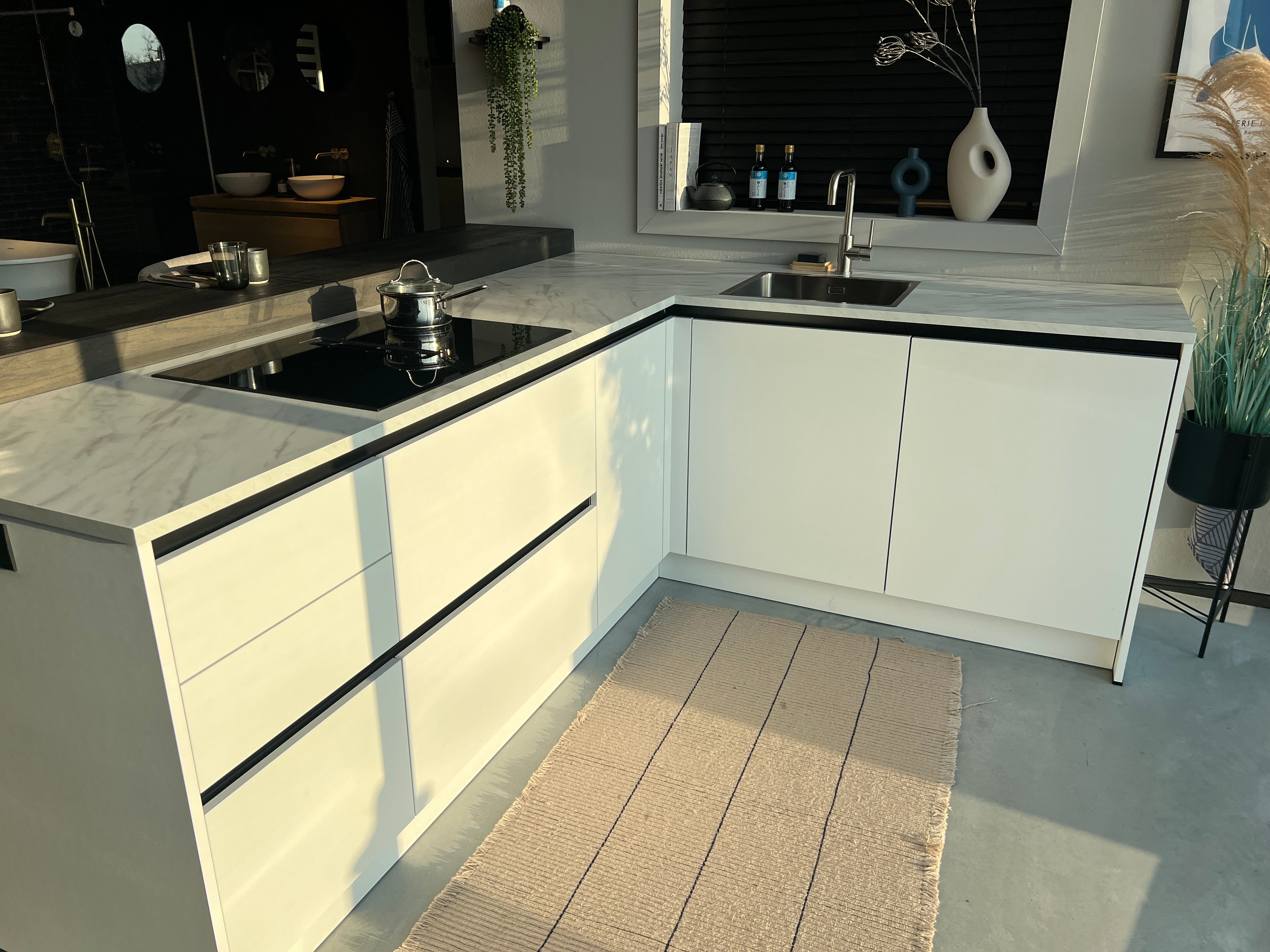 03391 - Moderne schiereiland keuken met bar