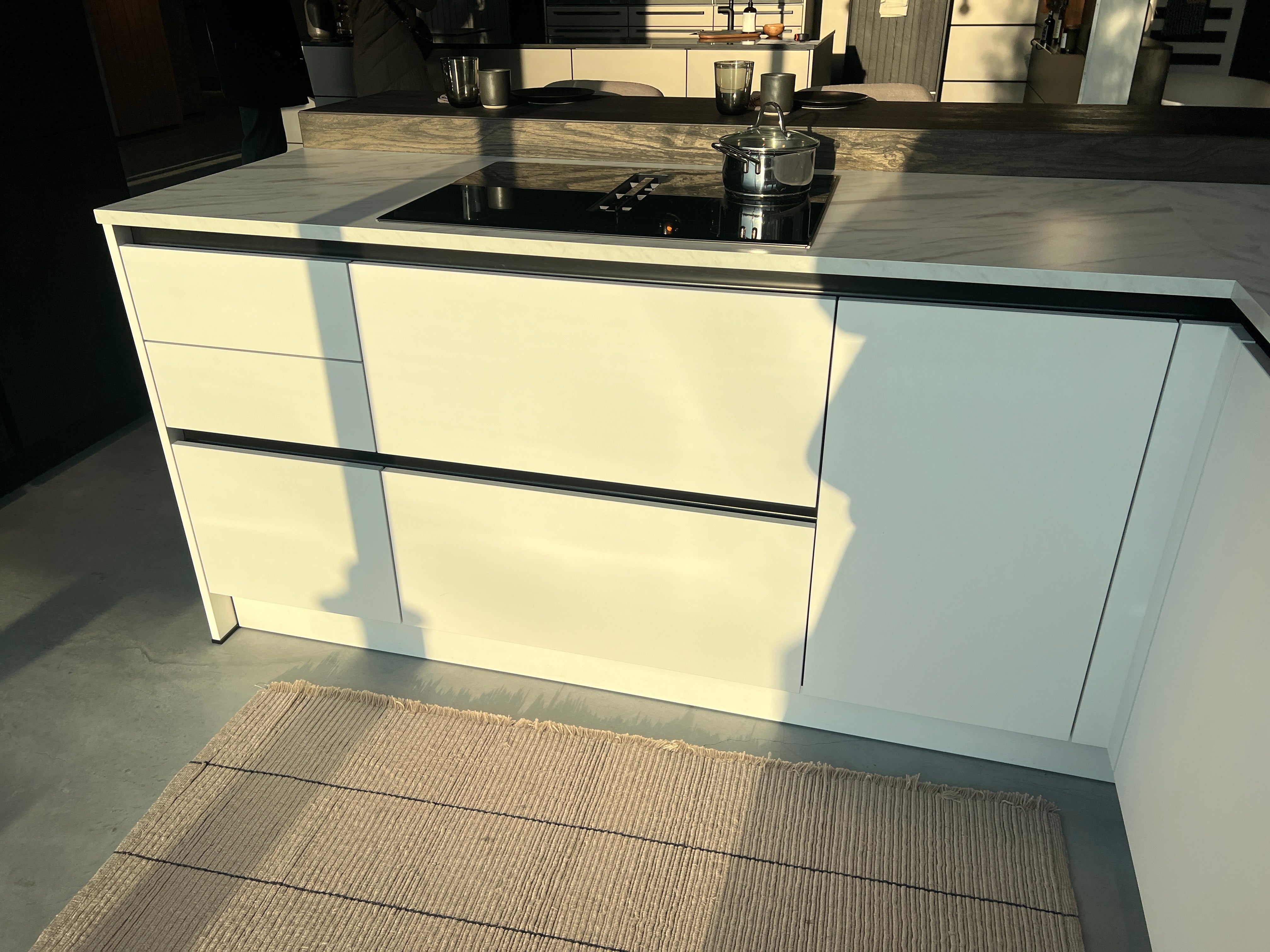 03391 - Moderne schiereiland keuken met bar