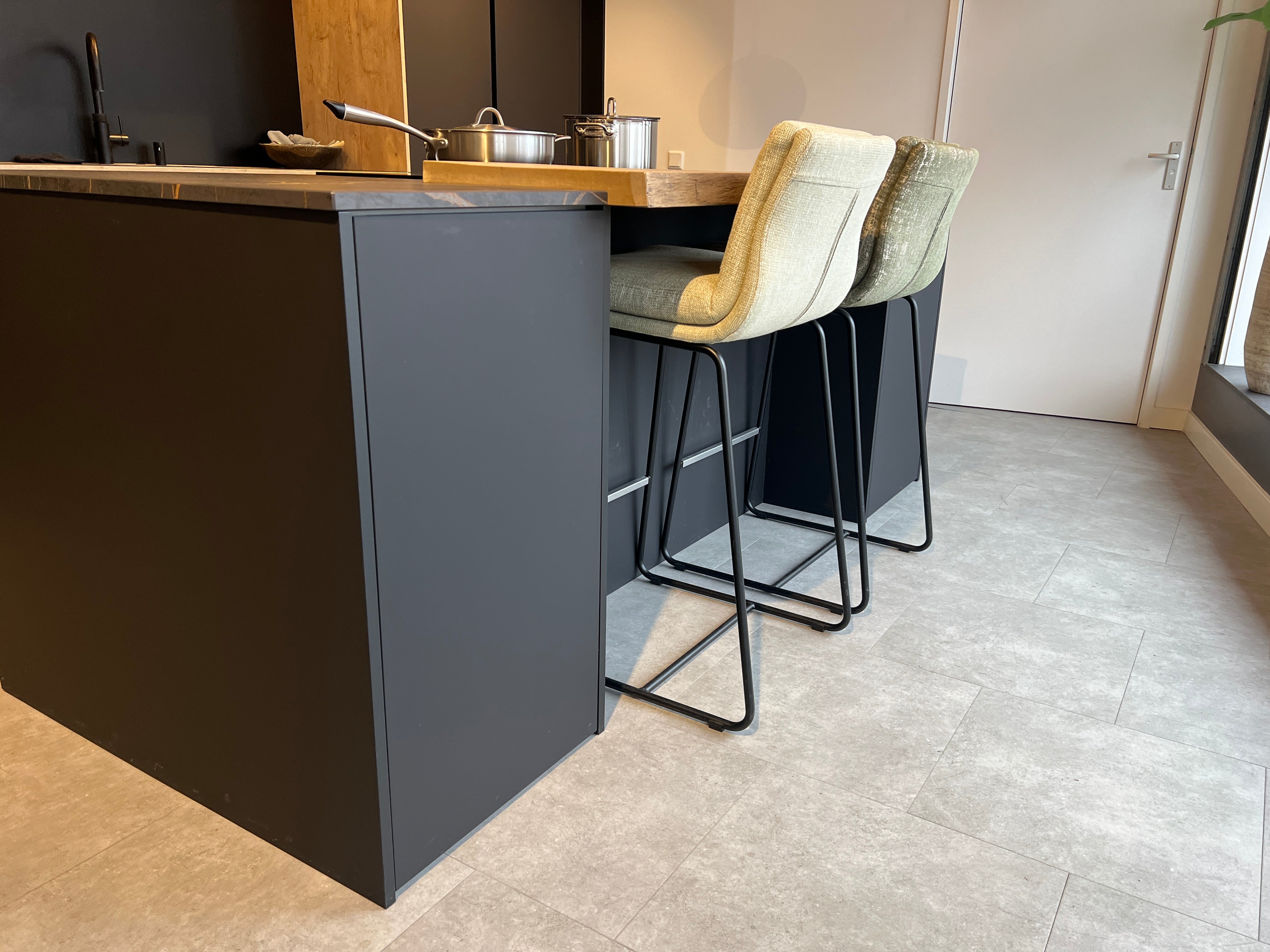 02718 - Luxe mat zwarte eilandkeuken met bar