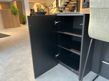 02718 - Luxe mat zwarte eilandkeuken met bar