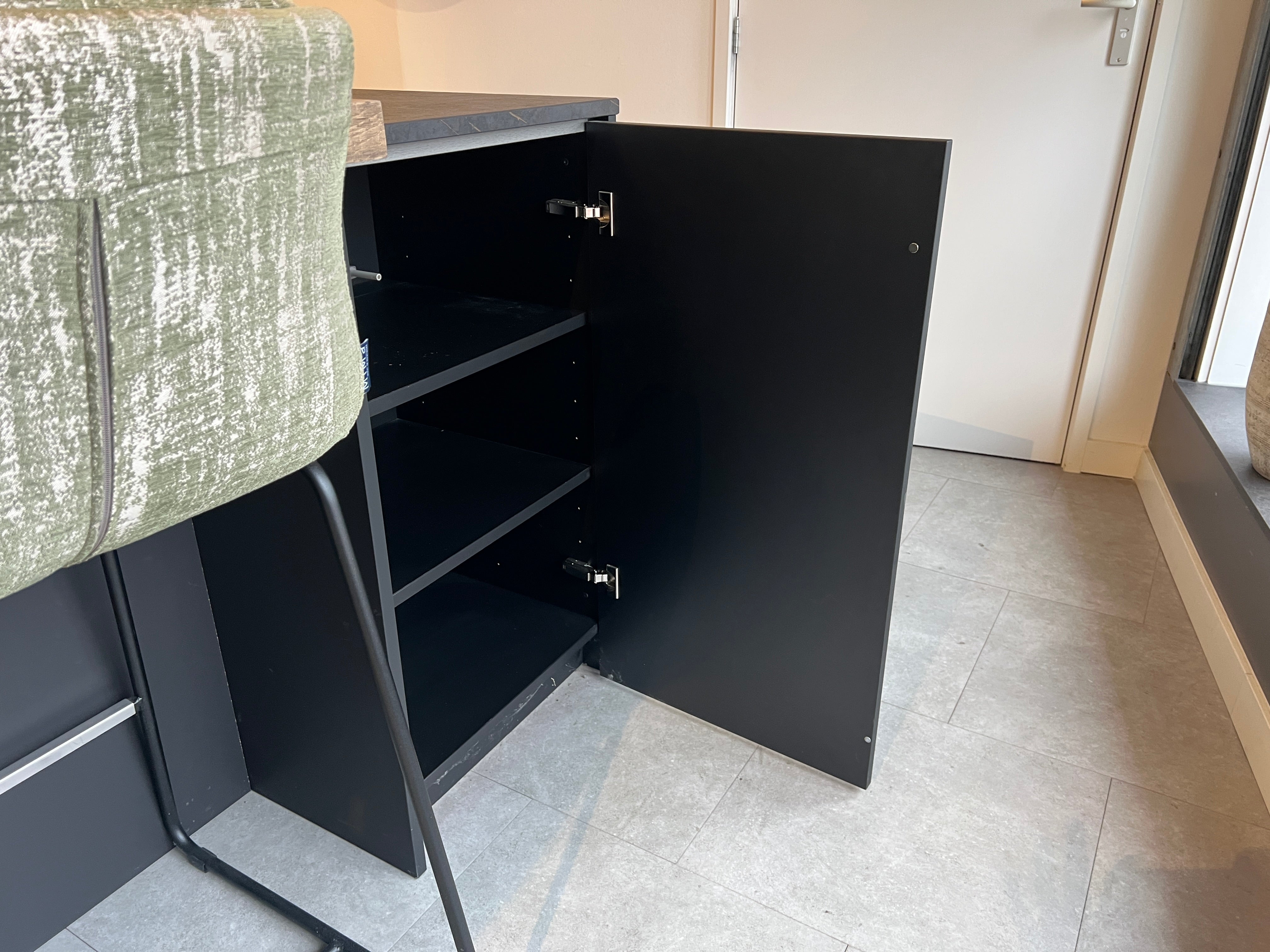 02718 - Luxe mat zwarte eilandkeuken met bar