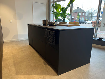 02718 - Luxe mat zwarte eilandkeuken met bar