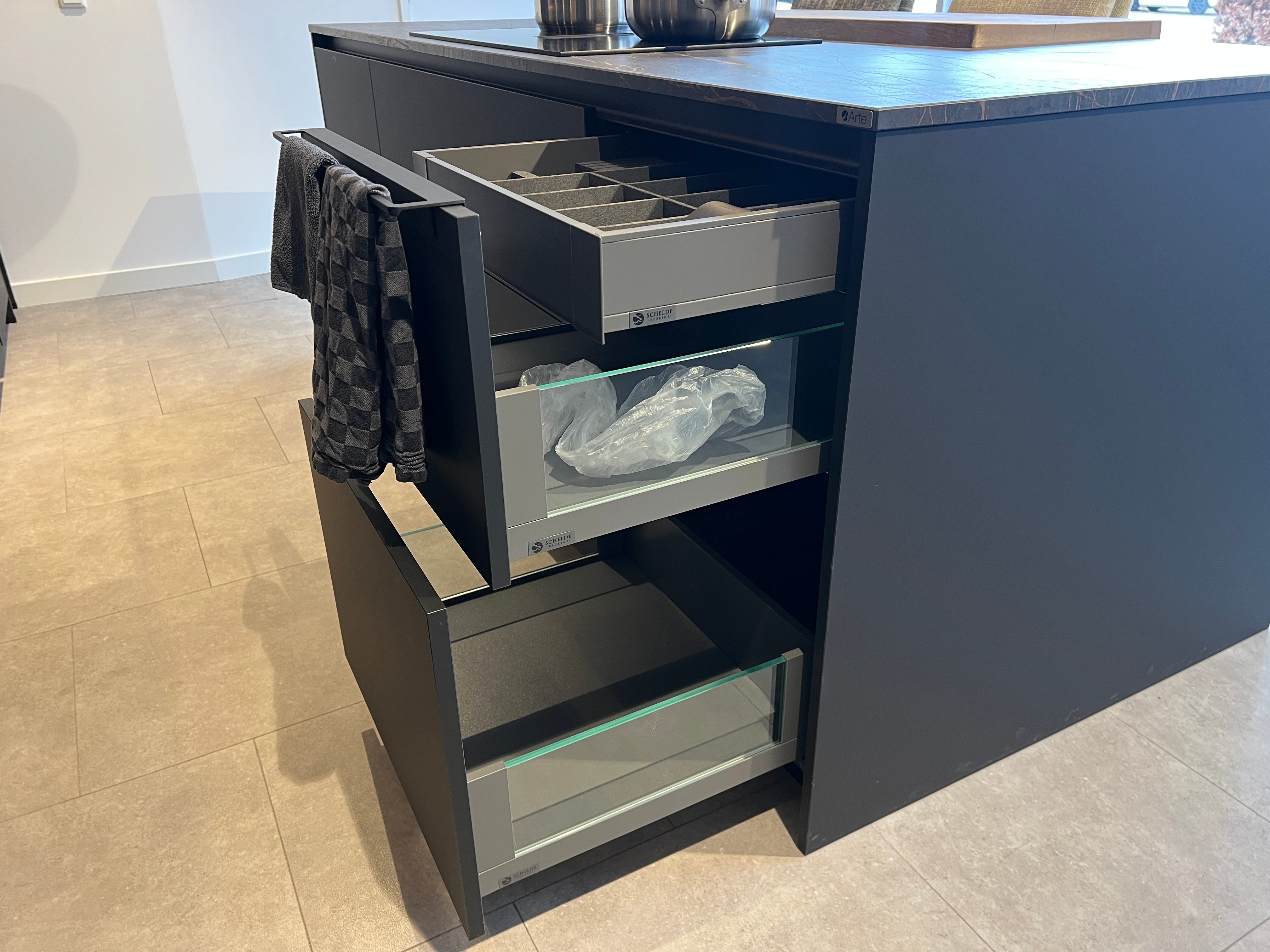 02718 - Luxe mat zwarte eilandkeuken met bar