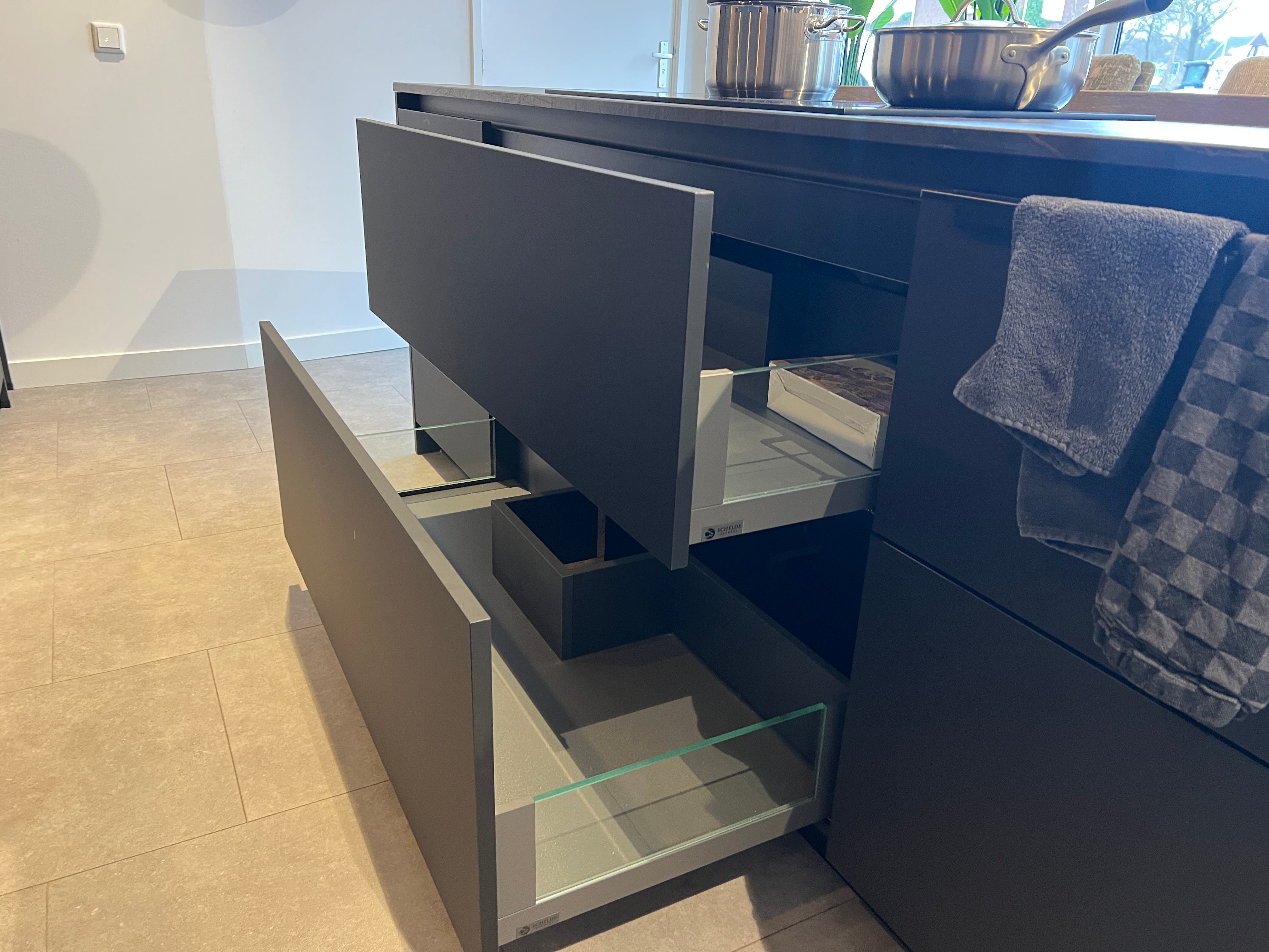 02718 - Luxe mat zwarte eilandkeuken met bar