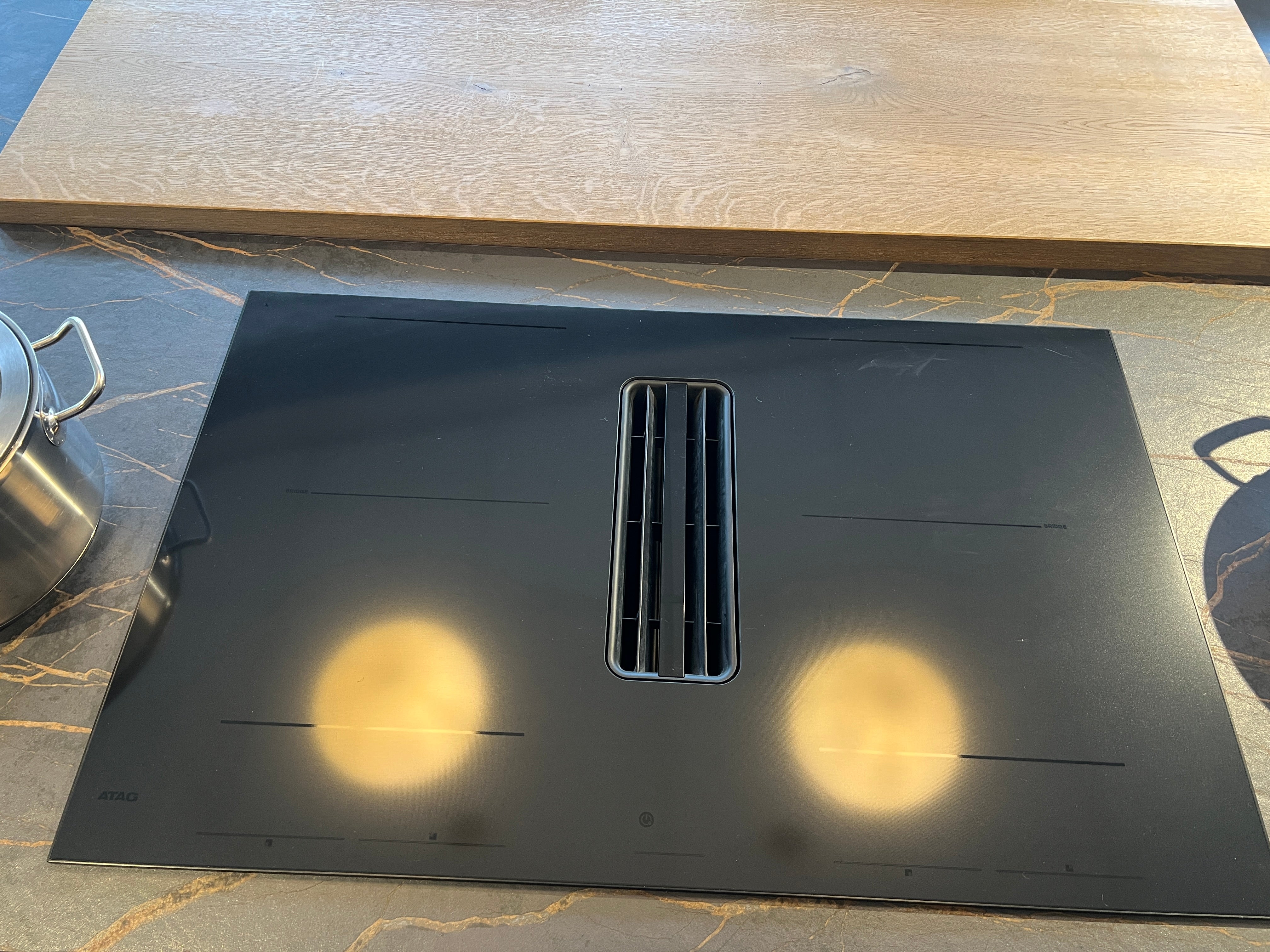 02718 - Luxe mat zwarte eilandkeuken met bar