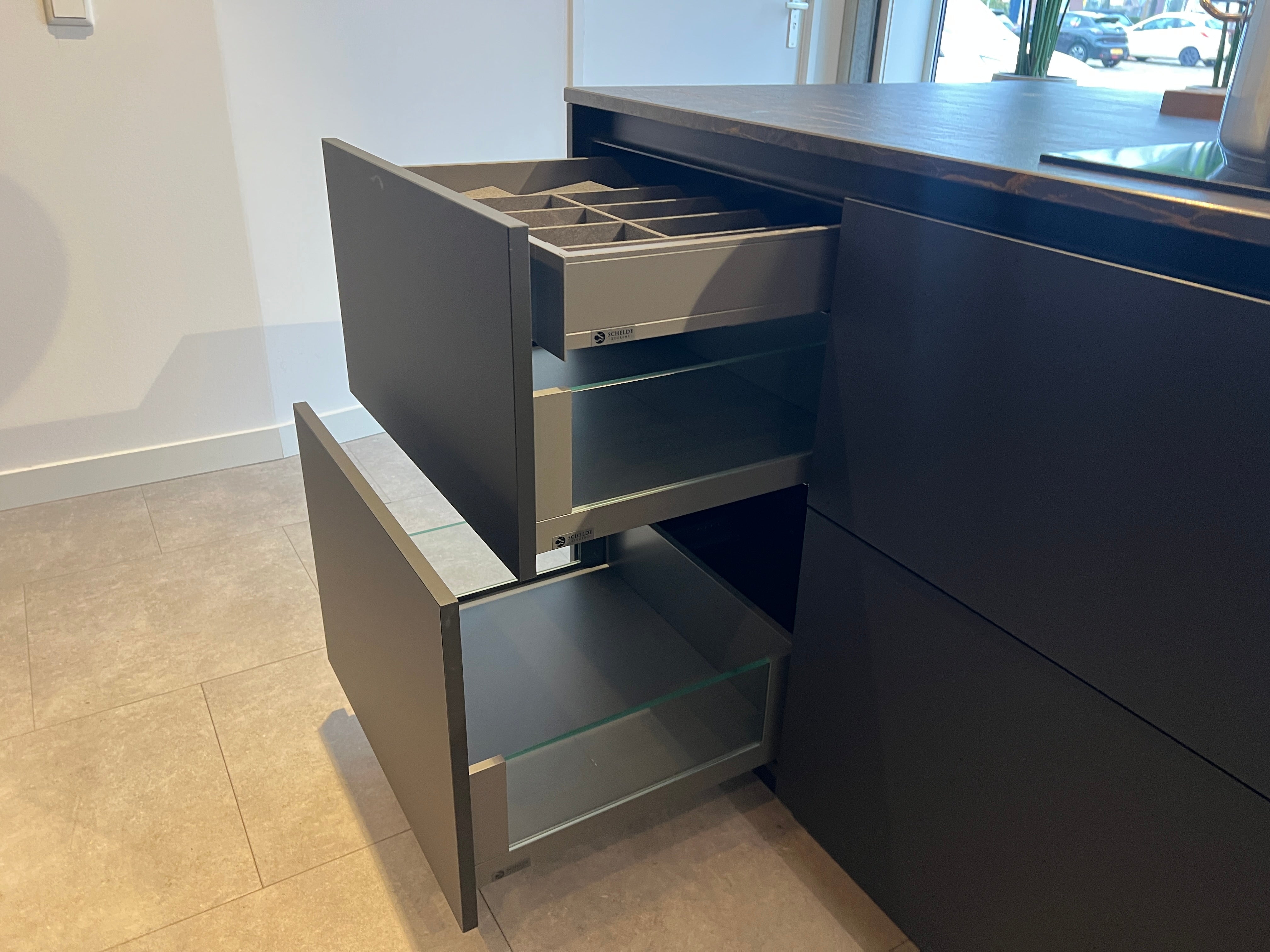 02718 - Luxe mat zwarte eilandkeuken met bar