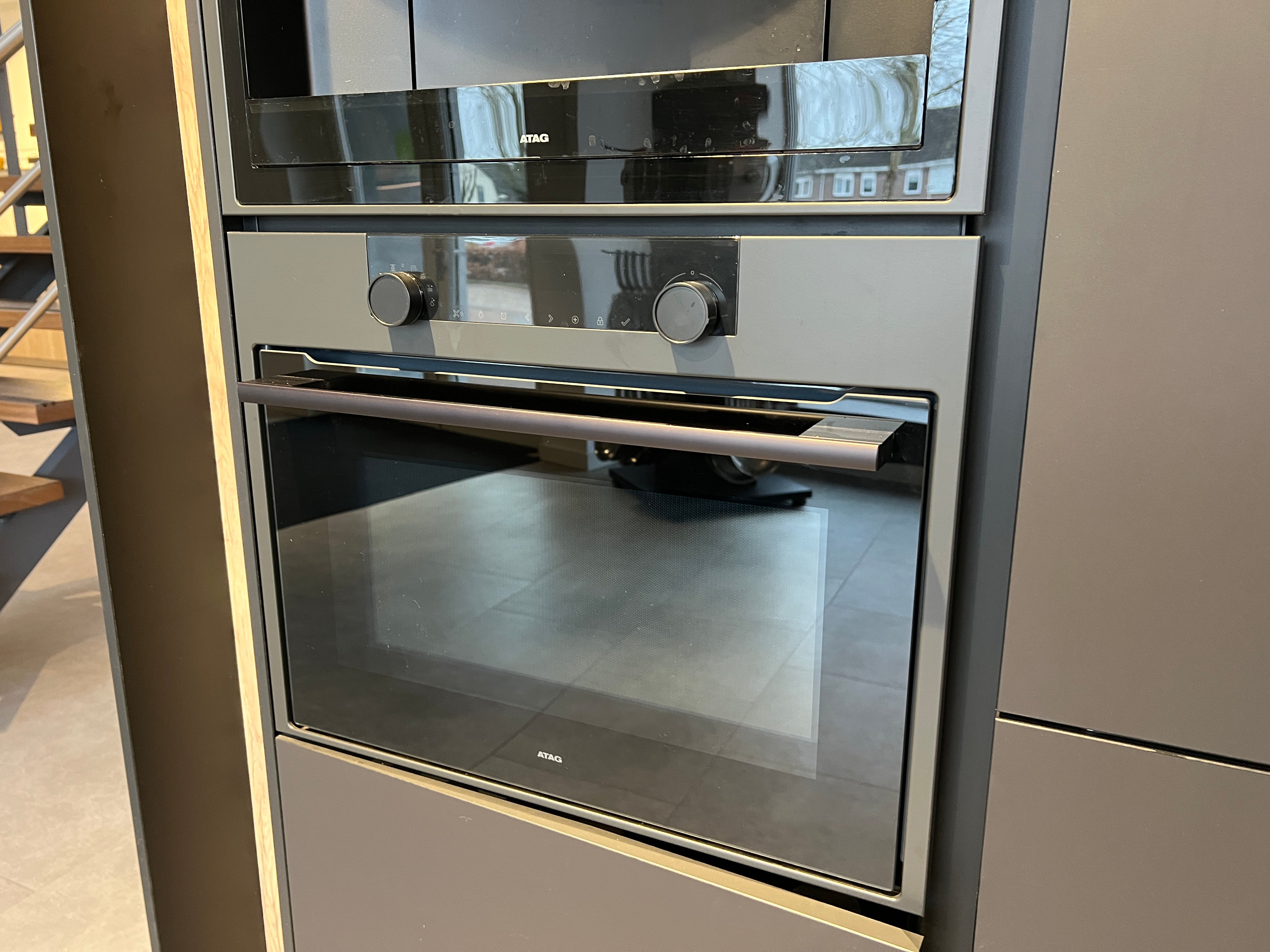 02718 - Luxe mat zwarte eilandkeuken met bar