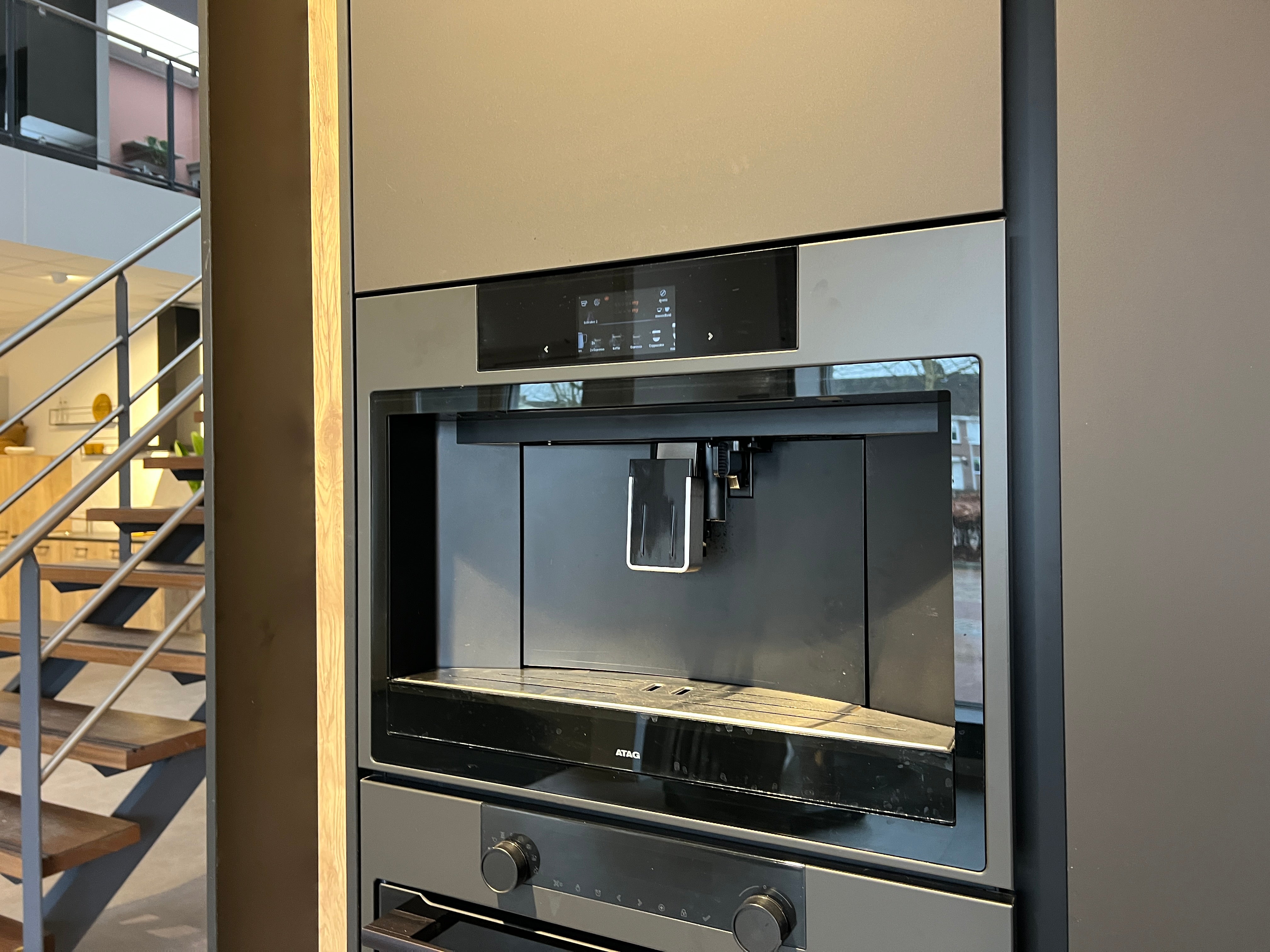 02718 - Luxe mat zwarte eilandkeuken met bar