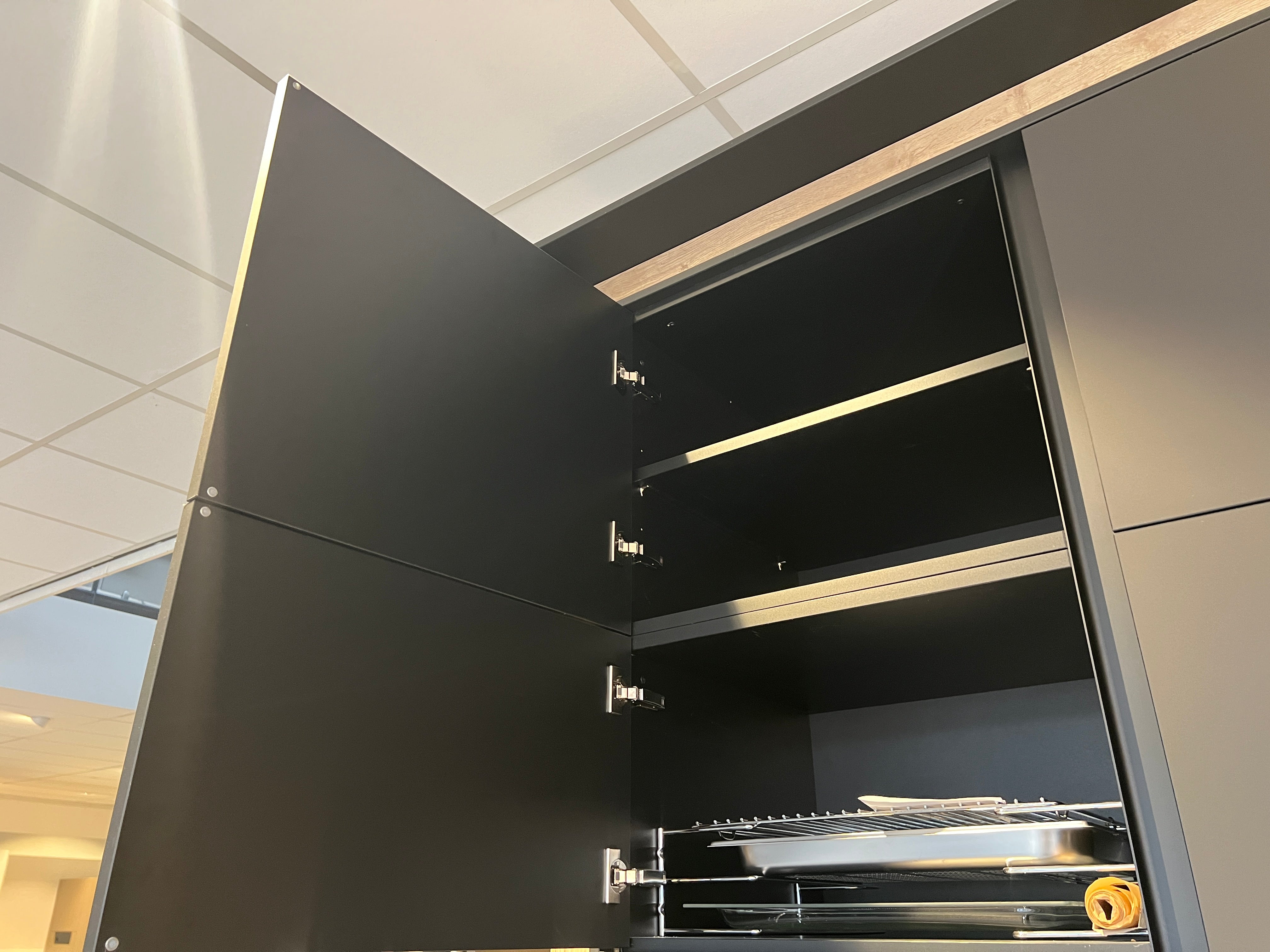 02718 - Luxe mat zwarte eilandkeuken met bar