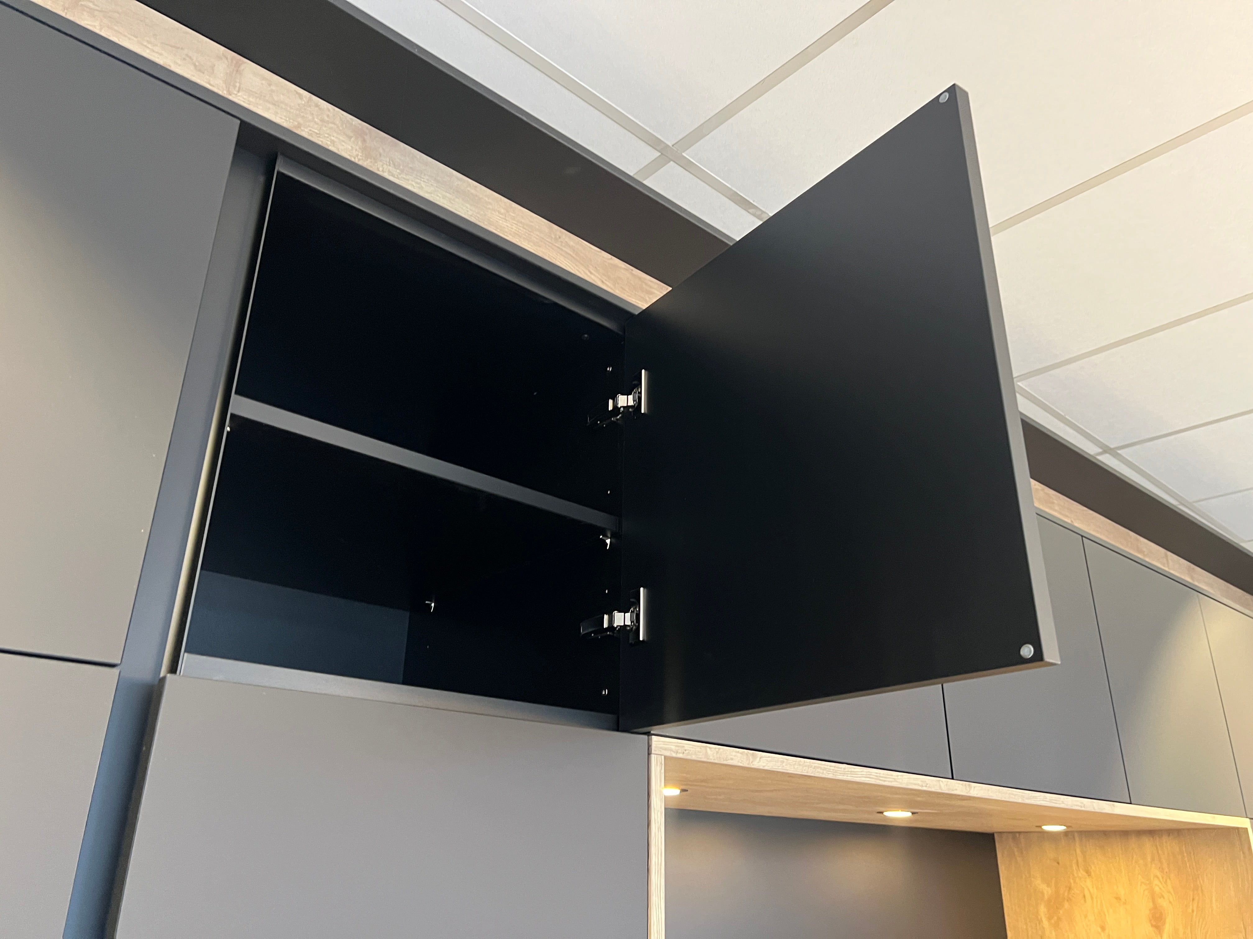 02718 - Luxe mat zwarte eilandkeuken met bar