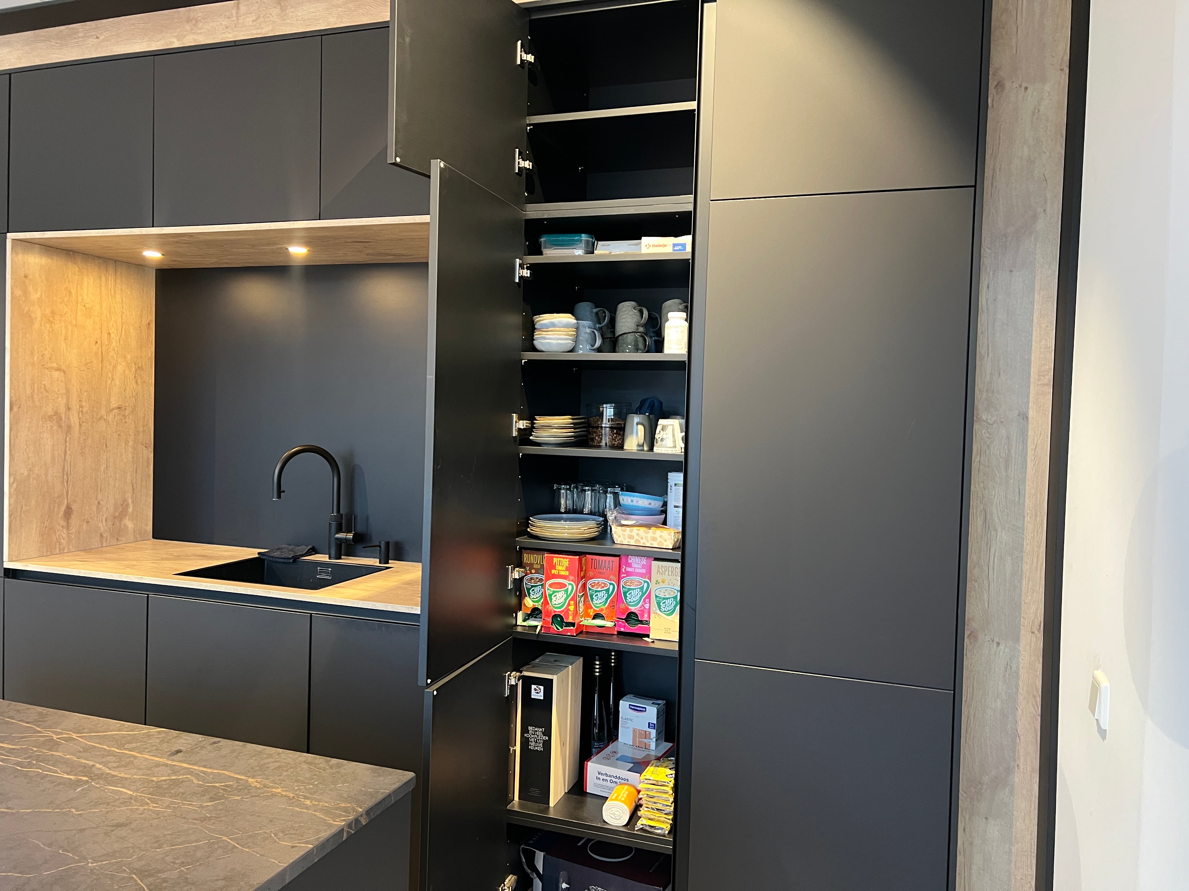 02718 - Luxe mat zwarte eilandkeuken met bar