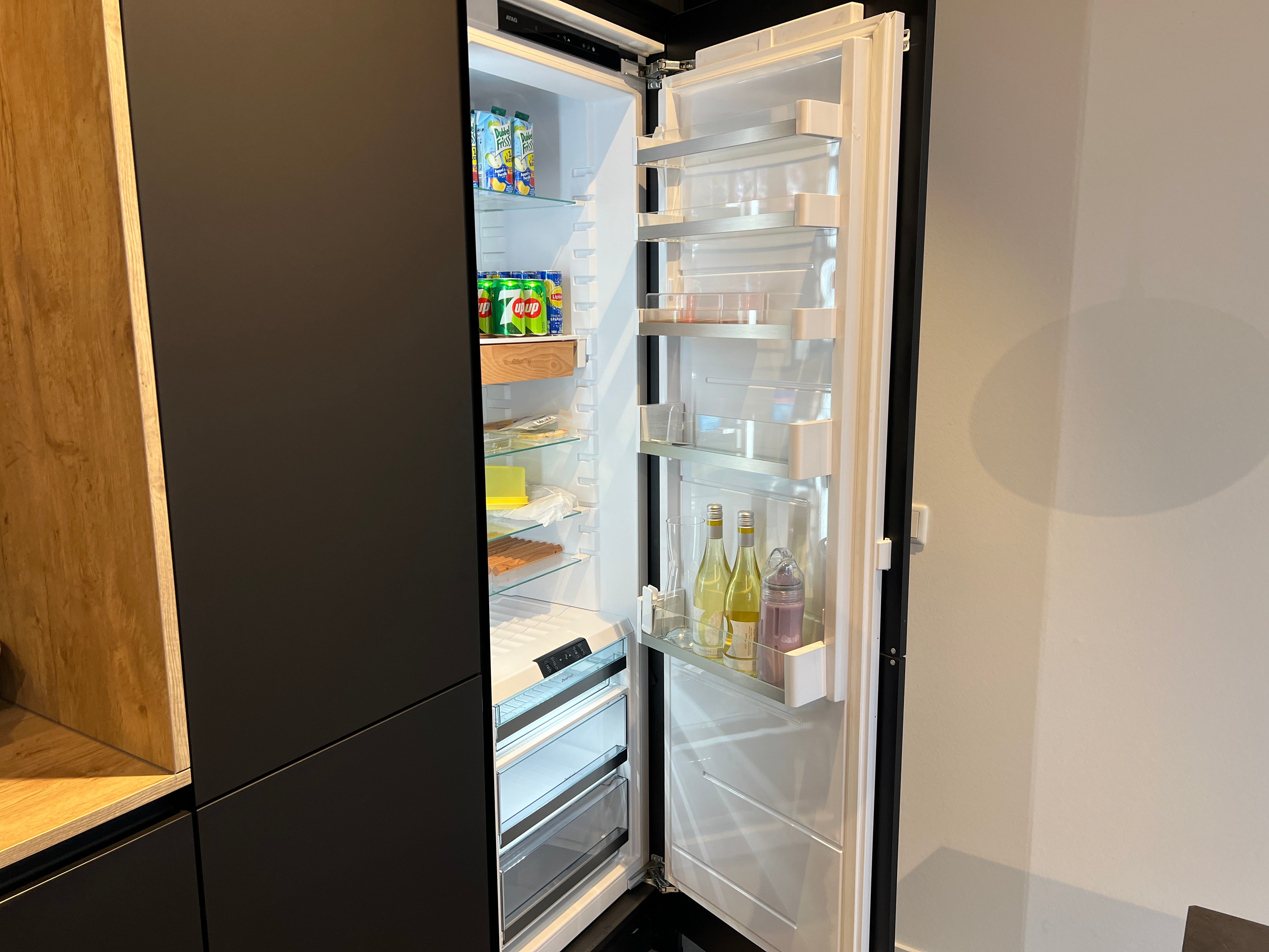 02718 - Luxe mat zwarte eilandkeuken met bar