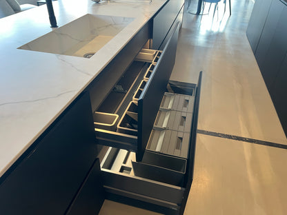 02450 - Zwart/witte luxe eilandkeuken