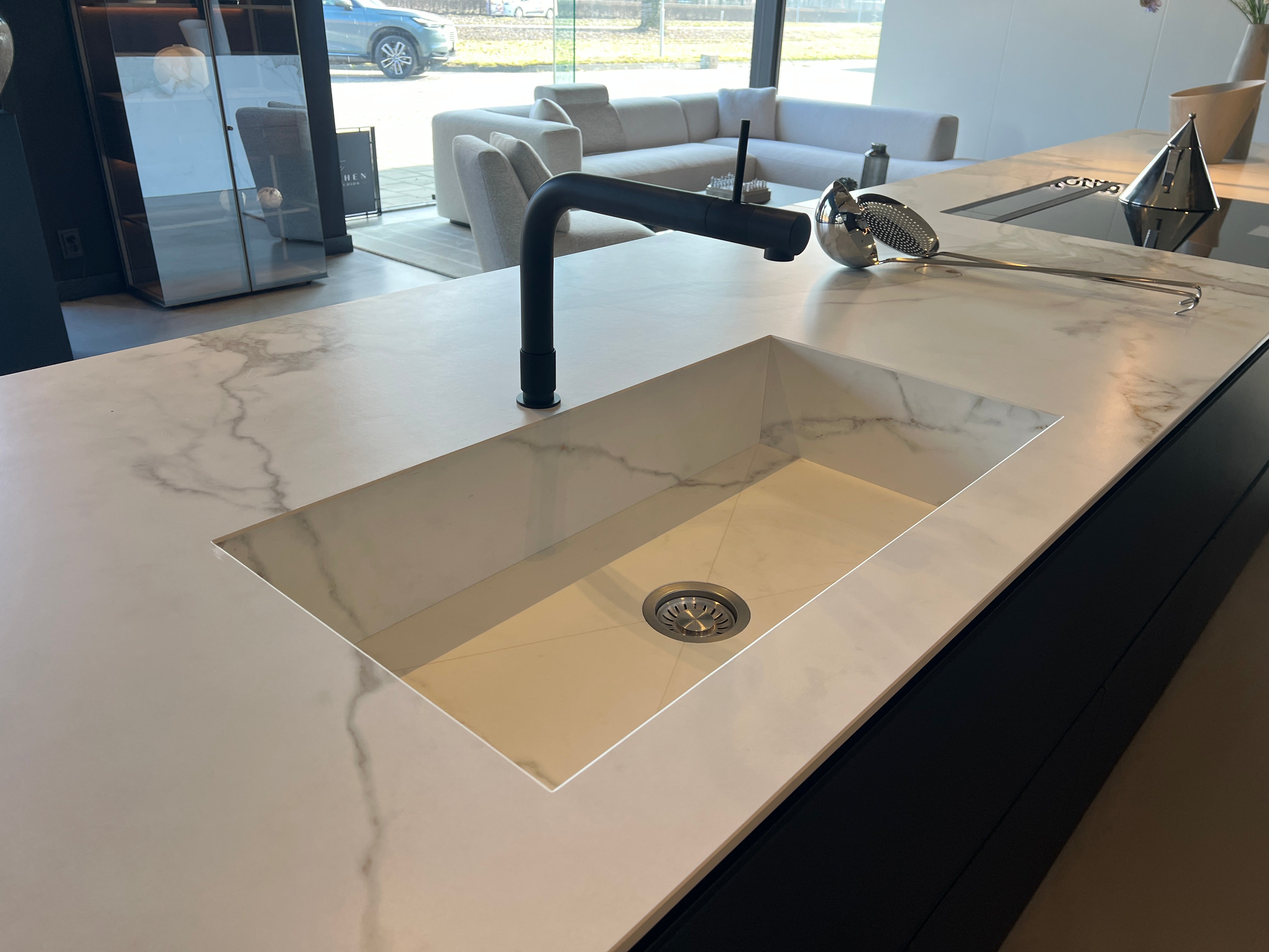 02450 - Zwart/witte luxe eilandkeuken