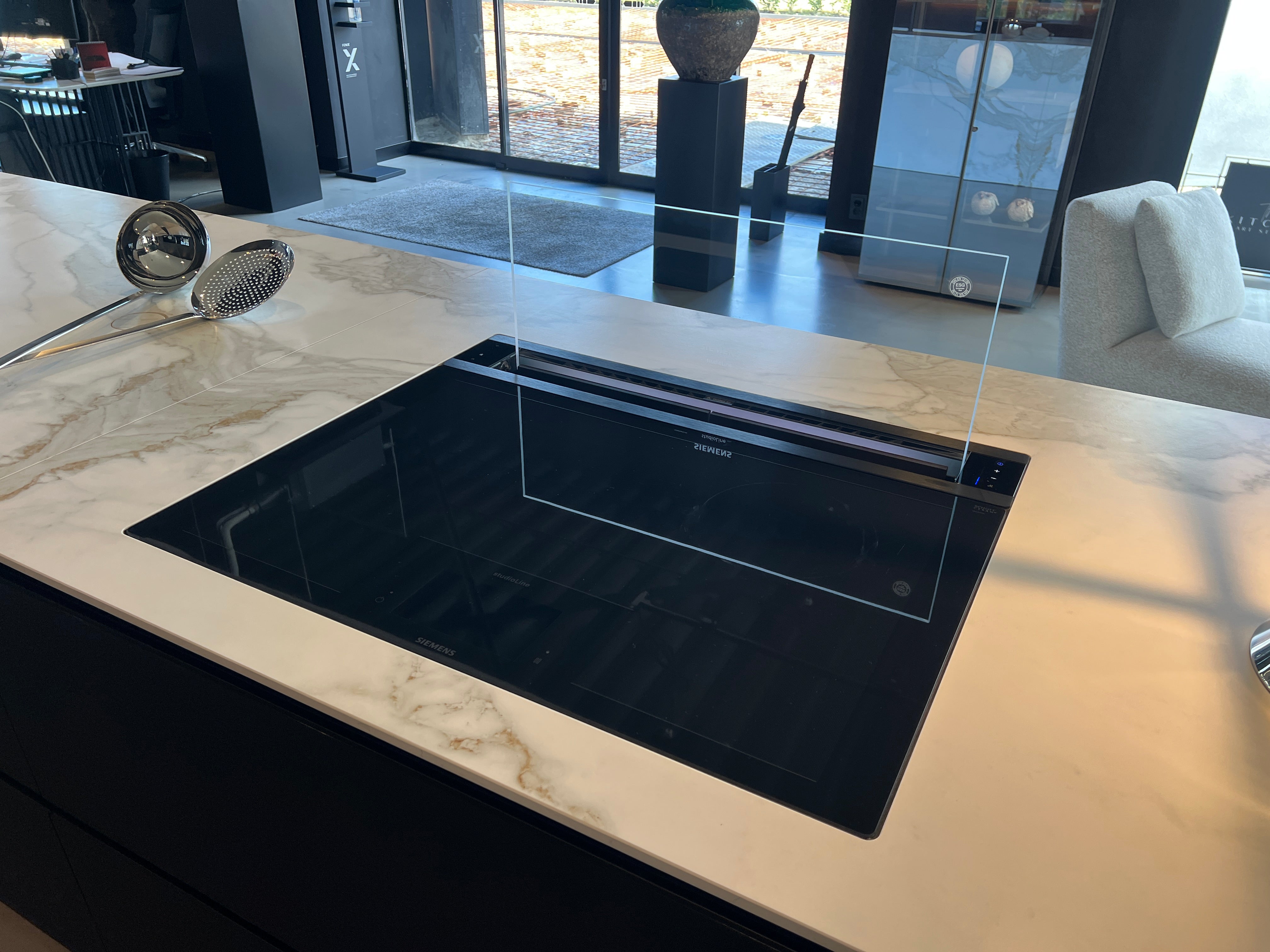 02450 - Zwart/witte luxe eilandkeuken